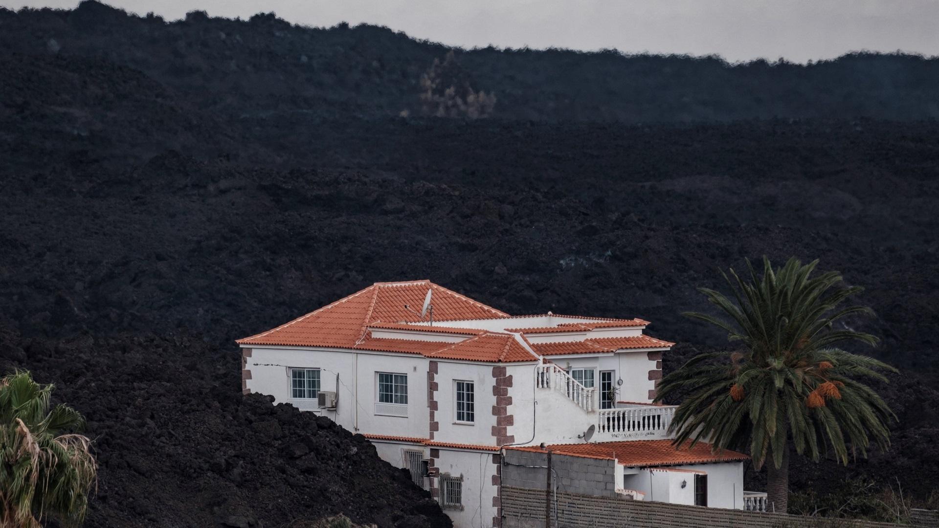 Los hermanos Santaella llevan días viendo qué le pasa a su casa, con la lava pegada a sus paredes