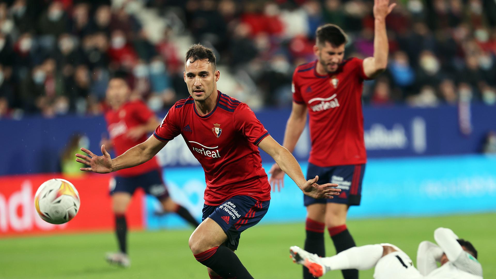 El central navarro, en una acción de su último partido contra el Granada, donde rindió a gran nivel