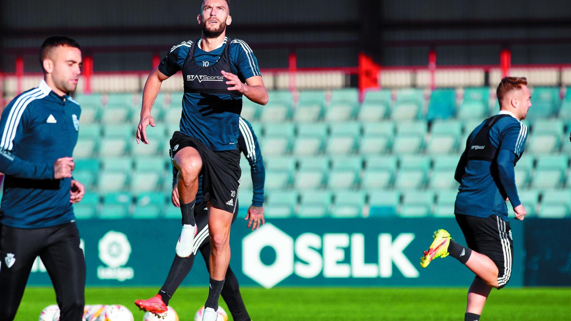 Roberto Torres, en una acción del entrenamiento de ayer en Tajonar. Rober Ibáñez y Javier Ontiveros si sitúan en ambos lados de la imagen