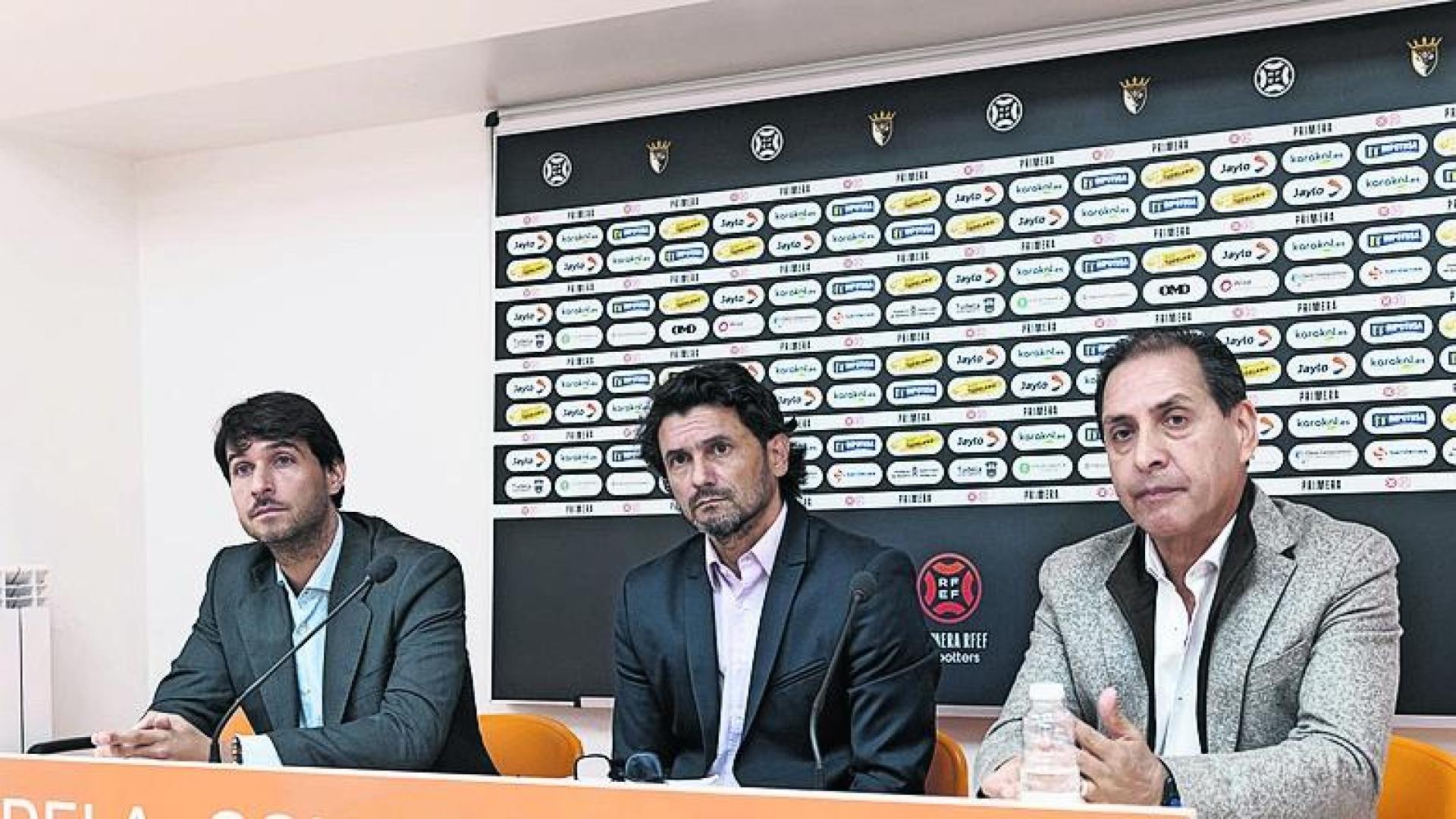 De izquierda a derecha: Javier Marco Verdejo (vicepresidente del CD Tudelano), Alejandro Ghirardi (presidente) y Víctor Vives (nuevo socio estratégico del Tudelano)