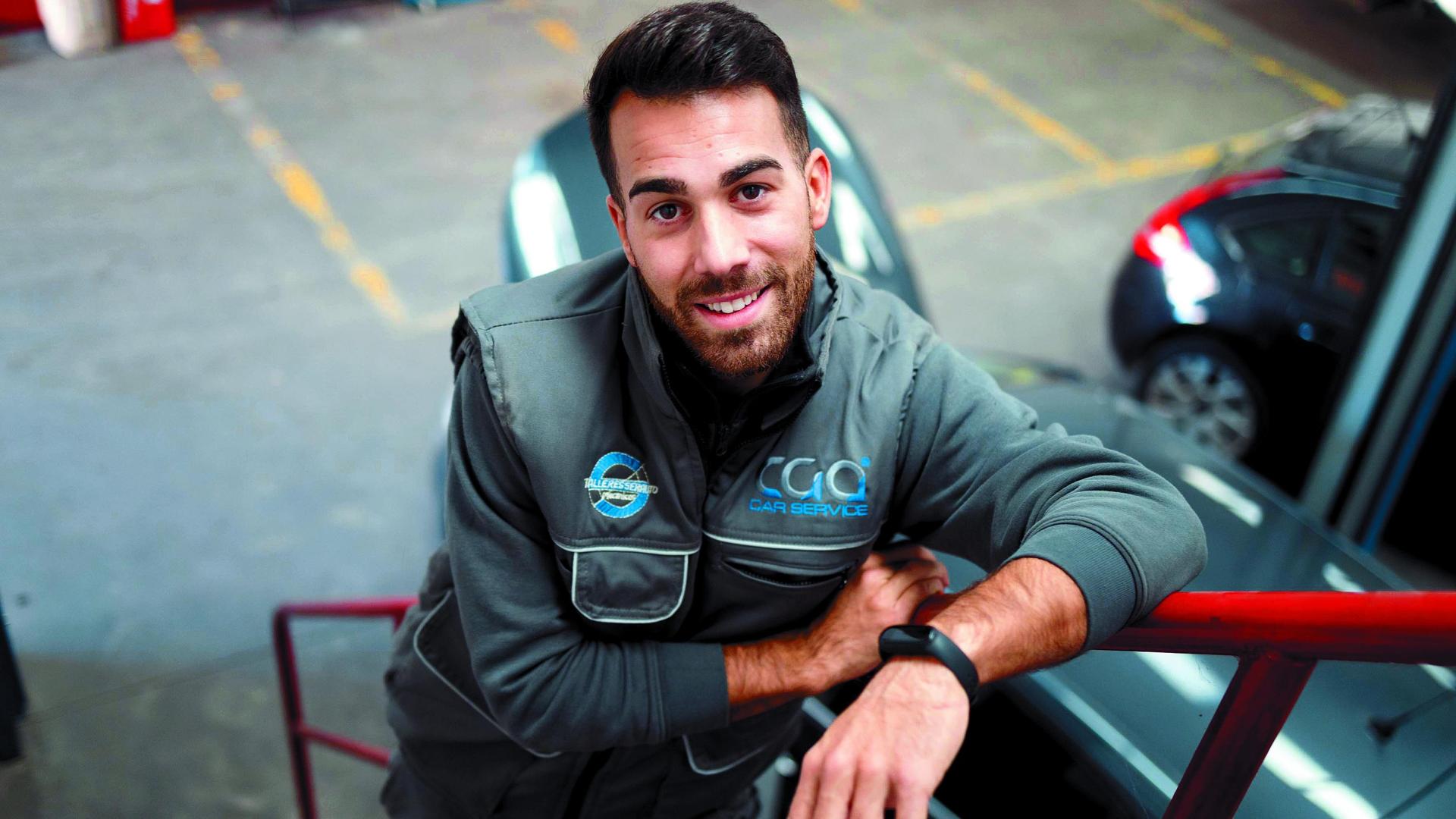 Sergio Sanz en el taller Serauto de Corella, donde trabaja en la admistración