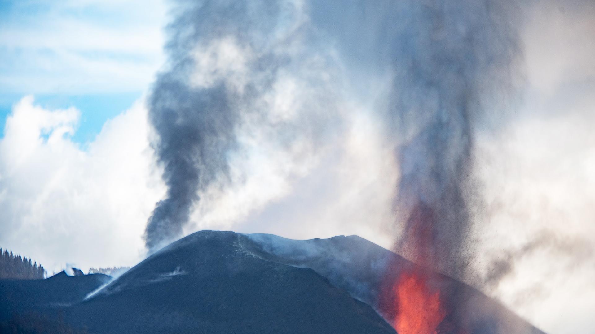 Imagen del volcán de Cumbre Vieja a primera hora de la tarde de este martes, 26 de octubre