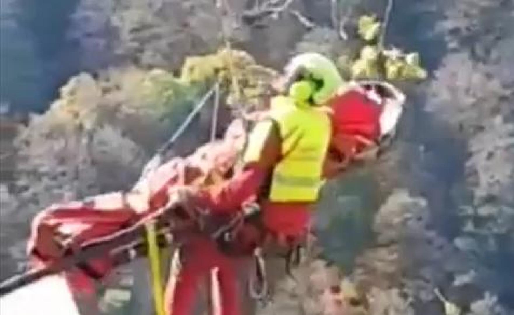 Los bomberos han rescatado a un excursionista que se ha precipitado varias decenas de metros por una ladera del Barranco de Kakolla (Selva de Irati). Fue trasladado al Hospital Universitario de Navarra