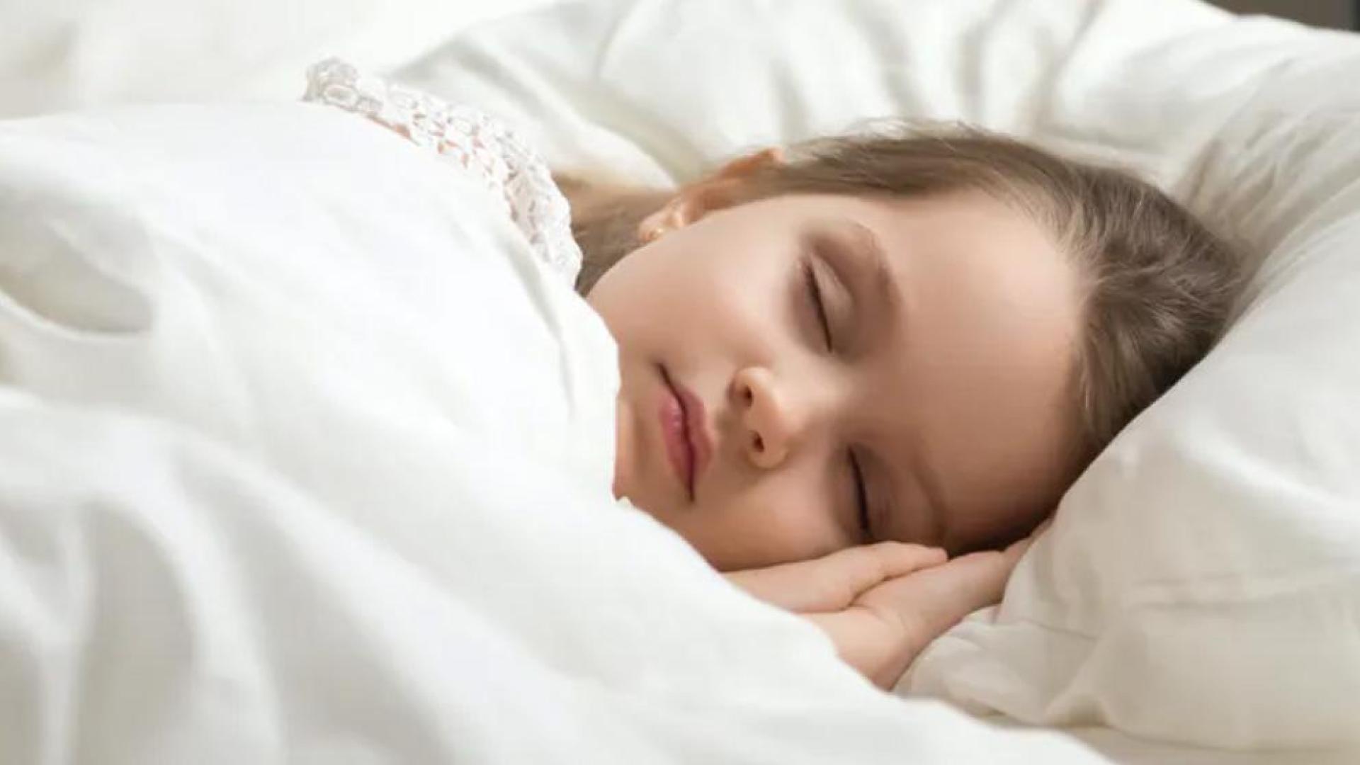 Una niña durmiendo en su cama