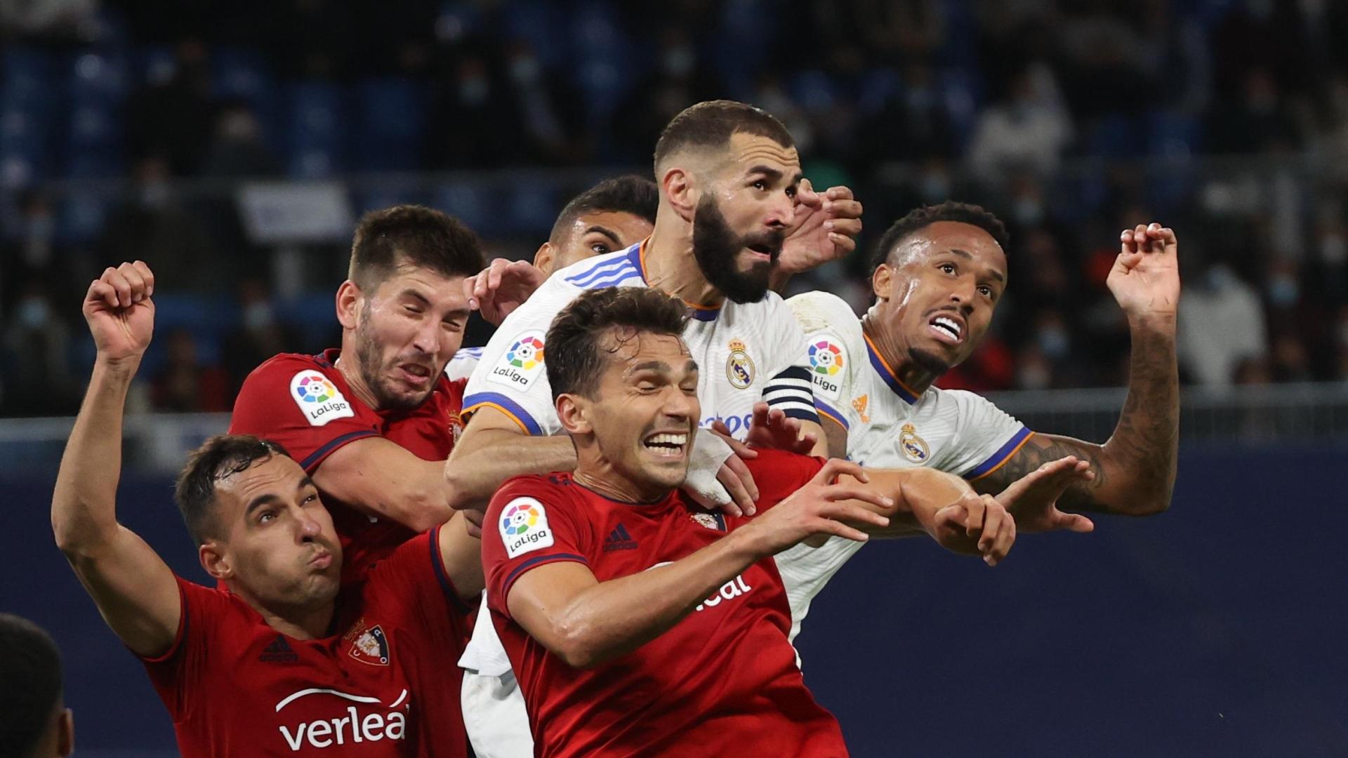 Duelo aéreo entre David García, Unai García y Torró con Militao y Benzemá