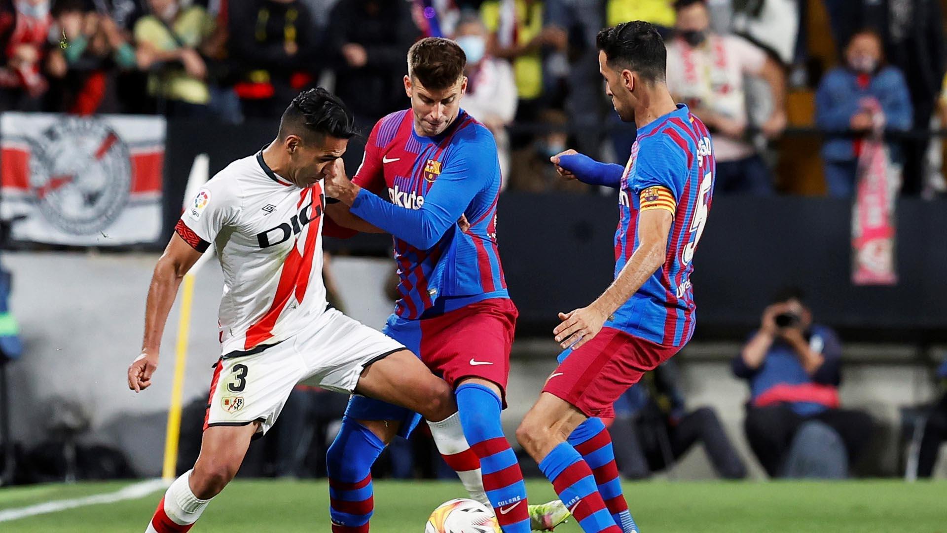 Radamel Falcao pelea por el balón con Gerard Piqué y Sergio Busquets durante el encuentro