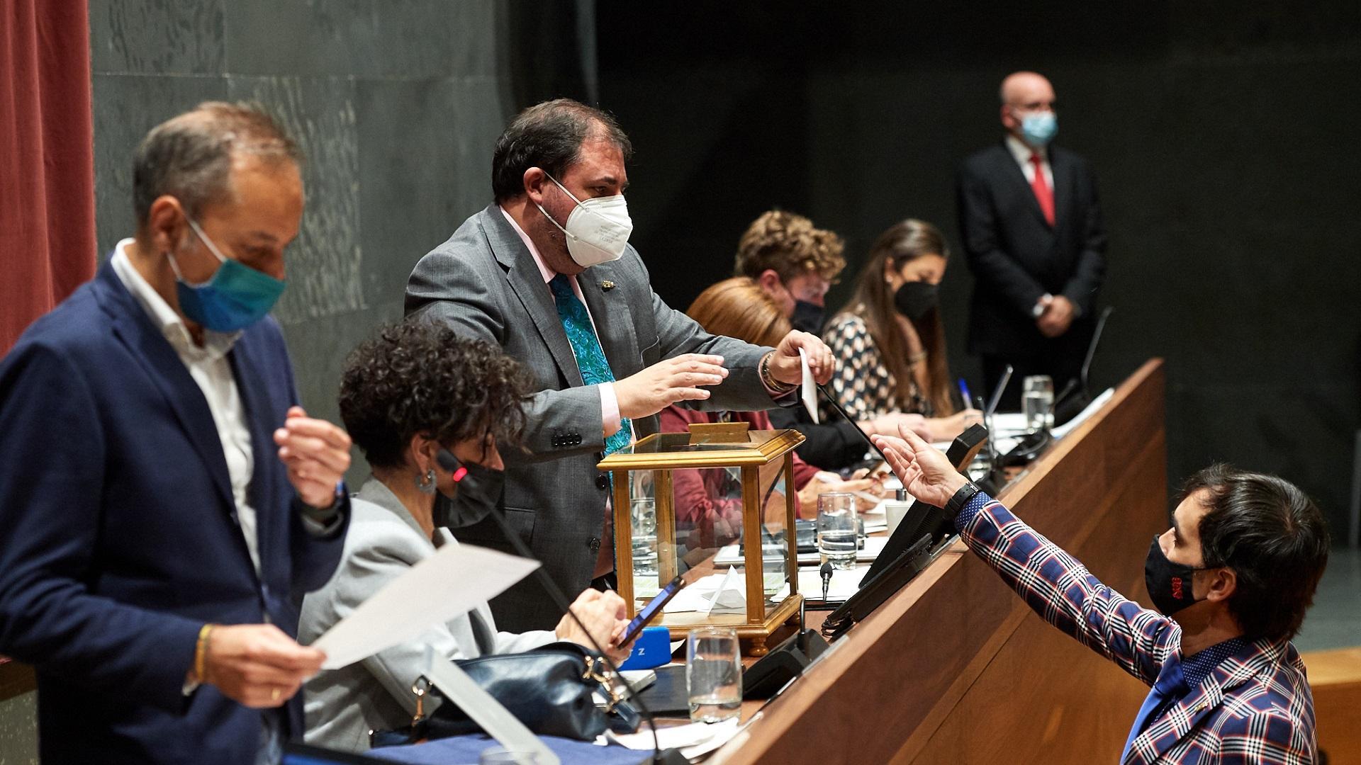 Un momento de la votación en el Parlamento foral