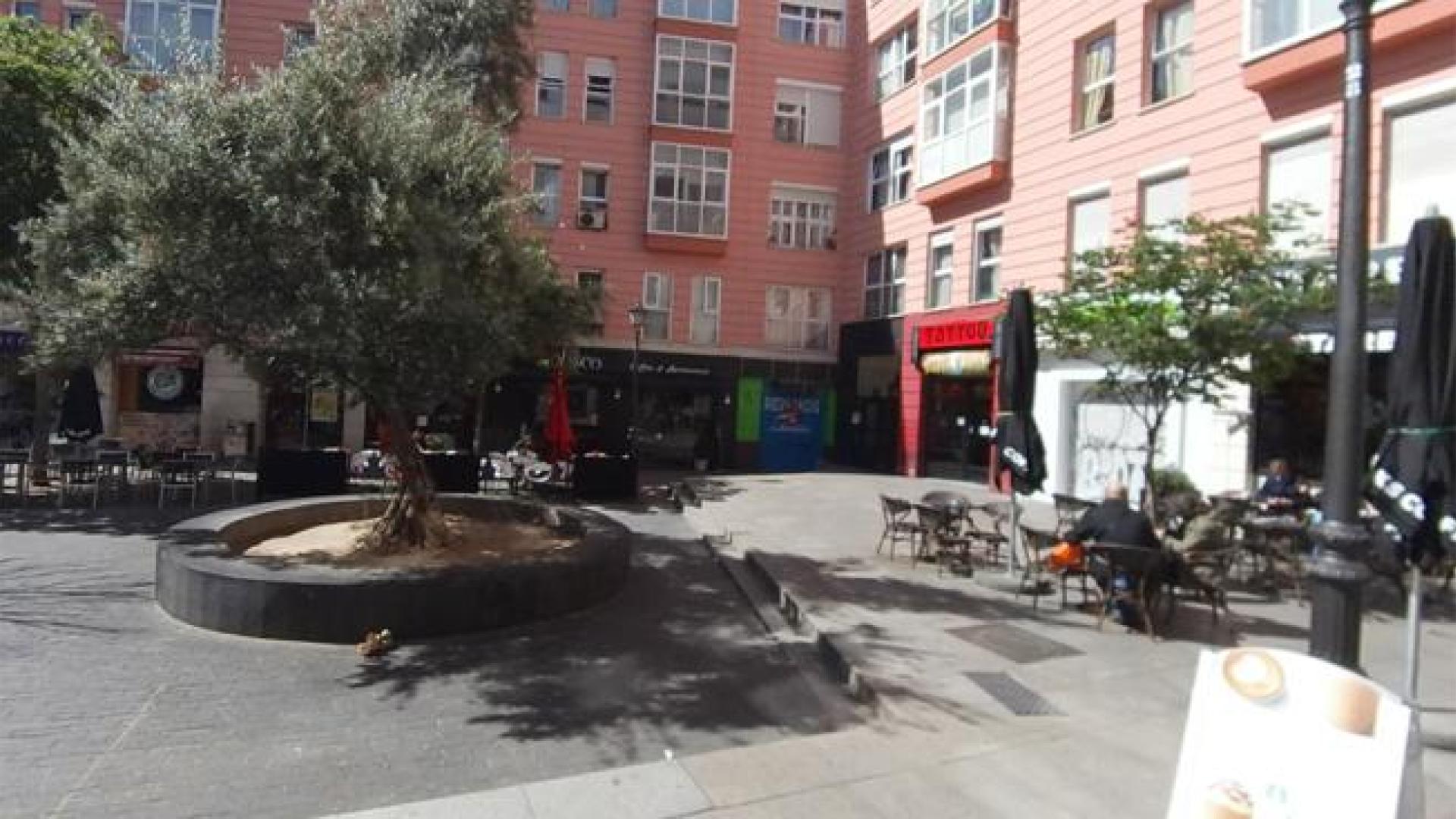 Se trata del espacio situado frente a los números 43 y 45 de la calle de Fuencarral