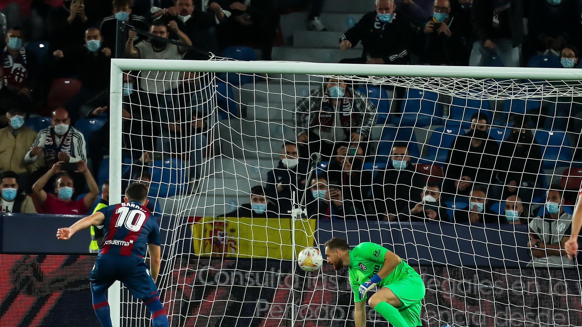 Enis Bardhi bate a Jan Oblak por segunda vez desde los once metros en el empate a dos definitivo