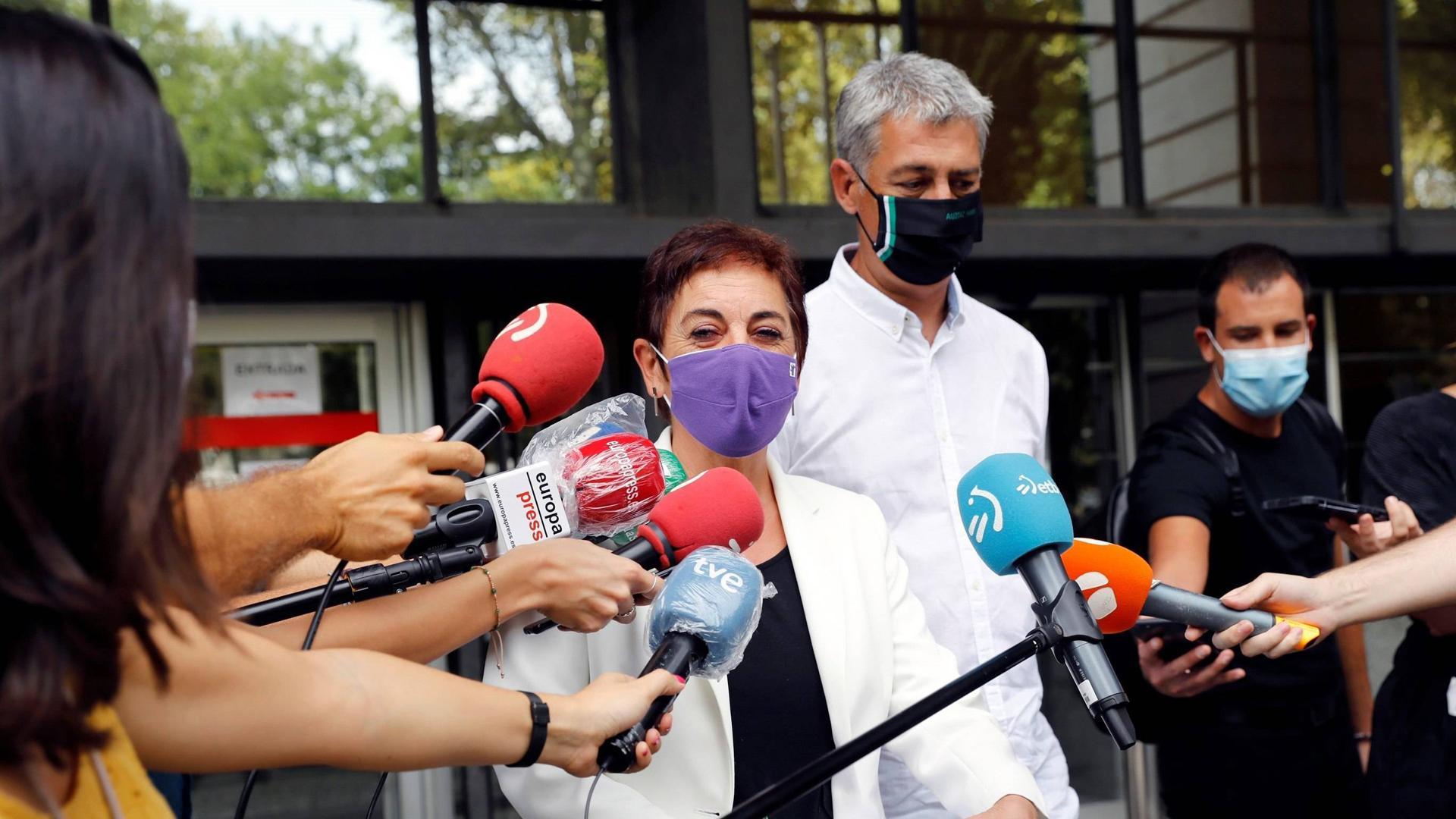 La portavoz parlamentaria de EH Bildu, Mertxe Aizpurua, en declaraciones a los medios en una fotografía de archivo