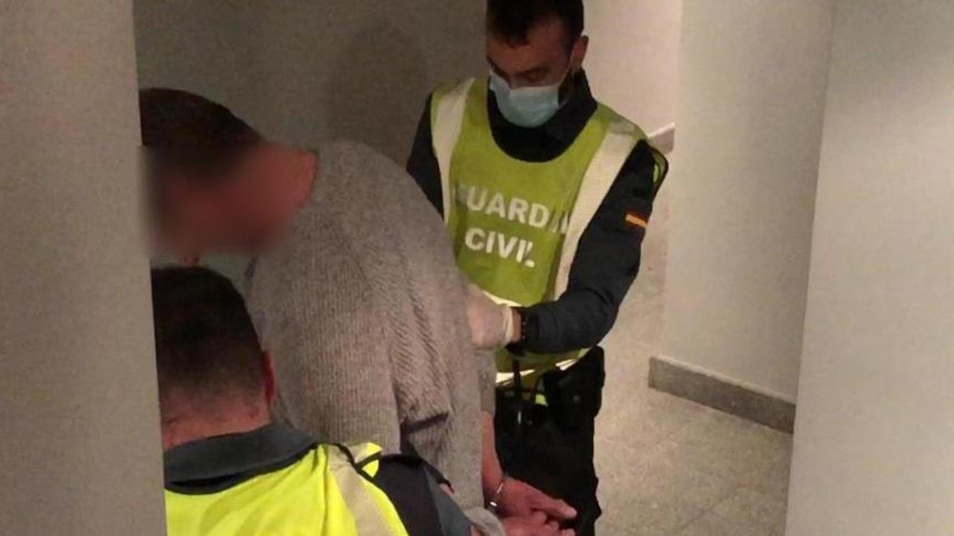 Momento en el que la Guardia Civil detiene al acusado de matar al niño en Lardero