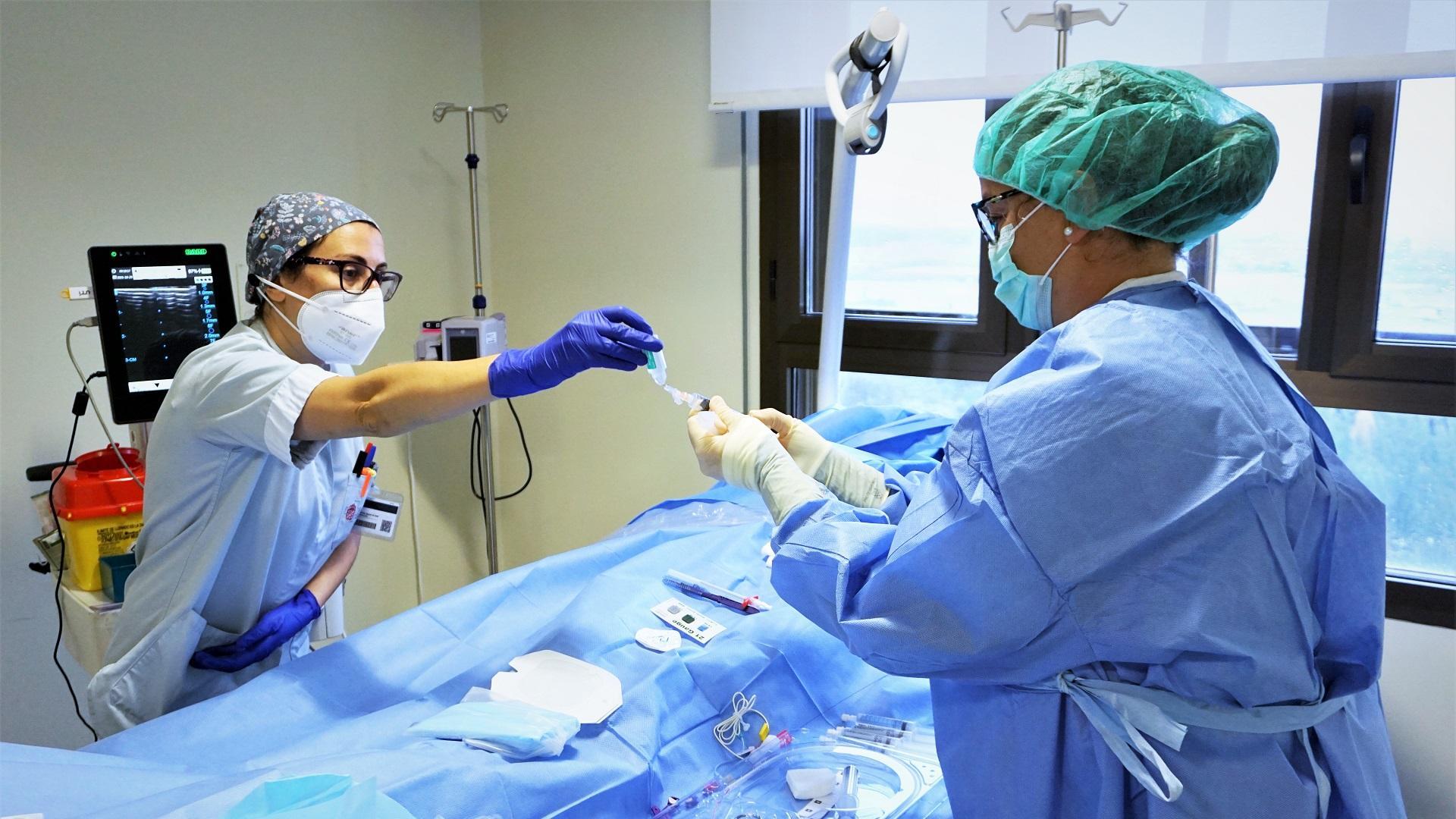 Profesionales de la nueva Unidad de Terapia Intravenosa del Hospital Reina Sofía de Tudela preparan una intervención