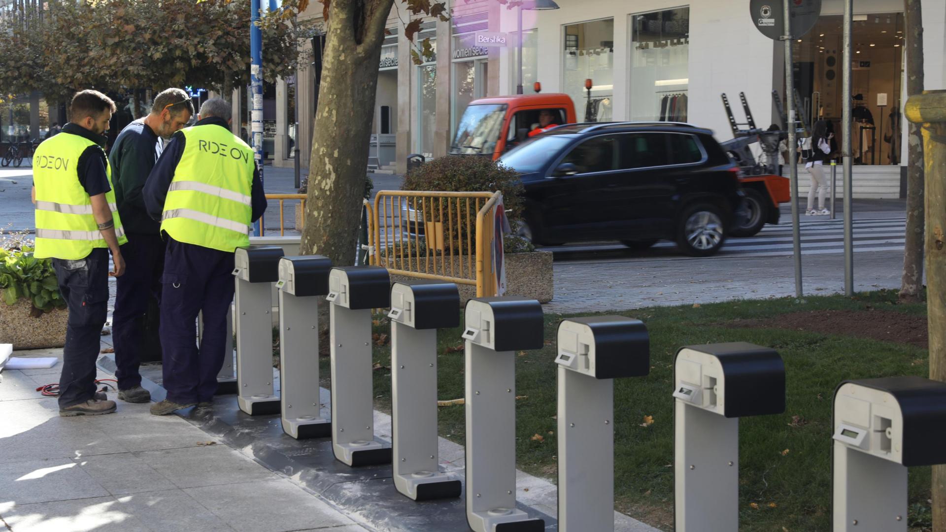 Los operarios siguen instalando las diferentes bases