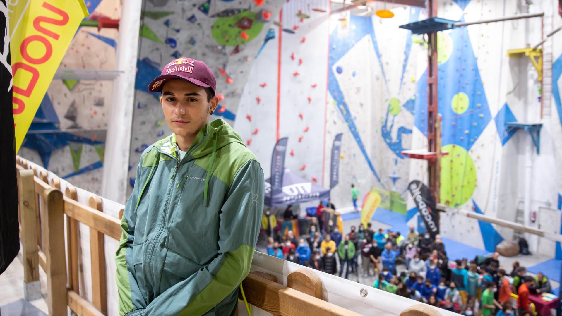 Alberto Ginés -primer campeón olímpico de la historia en escalada- ayer en el rocódromo de Berrioplano, uno de sus centros de entrenamiento