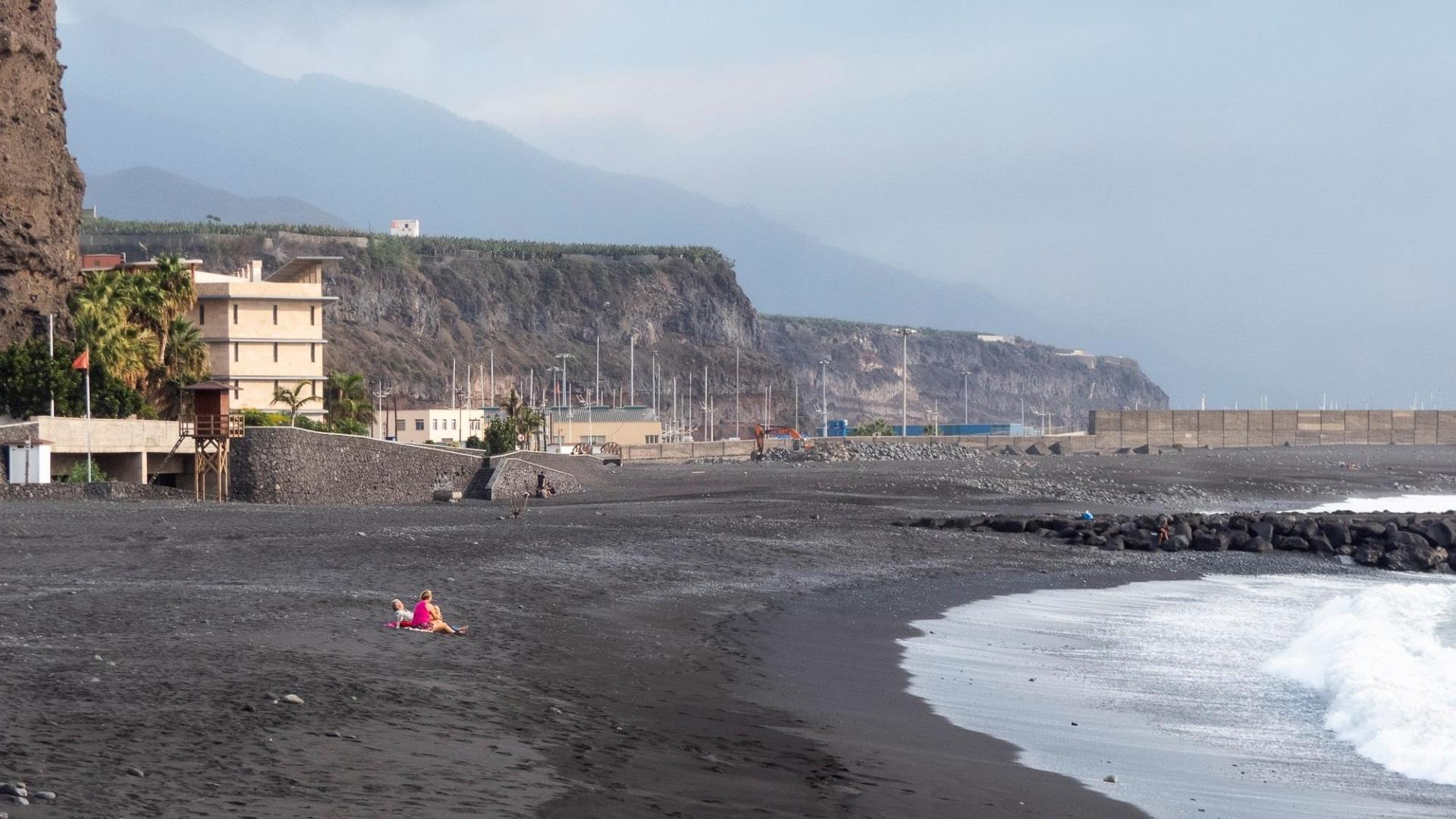 Vista del núcleo turístico de El Puerto, en Tazacorte, presenta un vacío de afluencia de turistas debido a la erupción del volcán de Cumbre Vieja