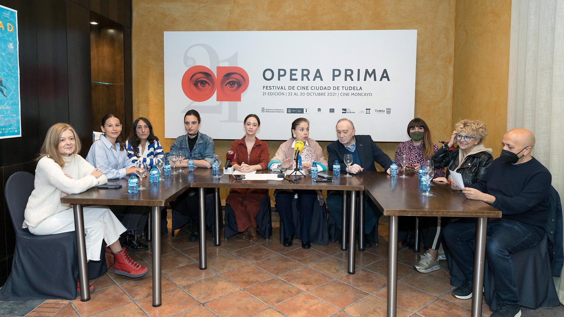 De izquierda a derecha los miembros del jurado del Ópera Prima, este sábado: Pepa Fernández, Irene Escolar, Marta García, Marta Medina, Elena Rivera, Mónica Randall, Fernando Méndez, Rozalén, Esther García y Luis Alegre