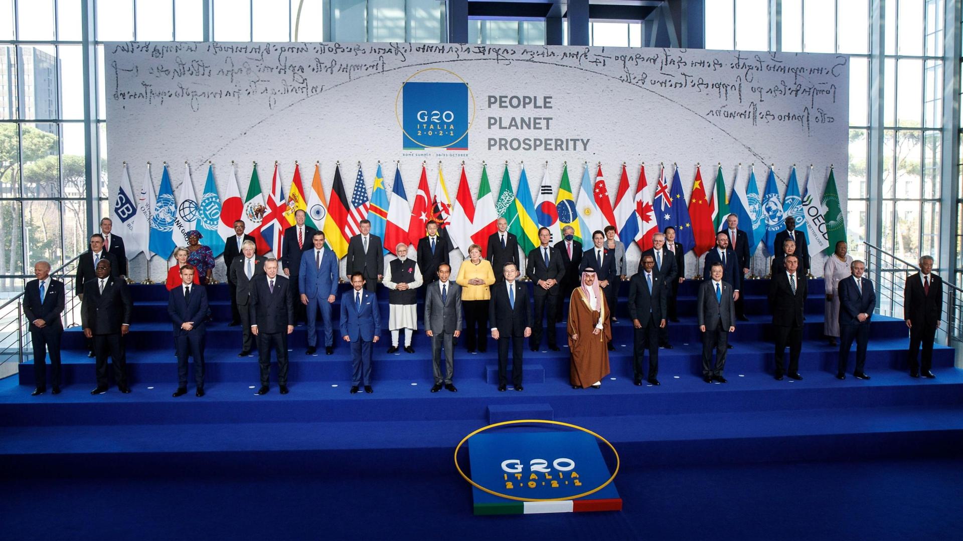 Los líderes del G-20 posan al comienzo de la cumbre en el Centro de Congresos La Nuvola de Roma
