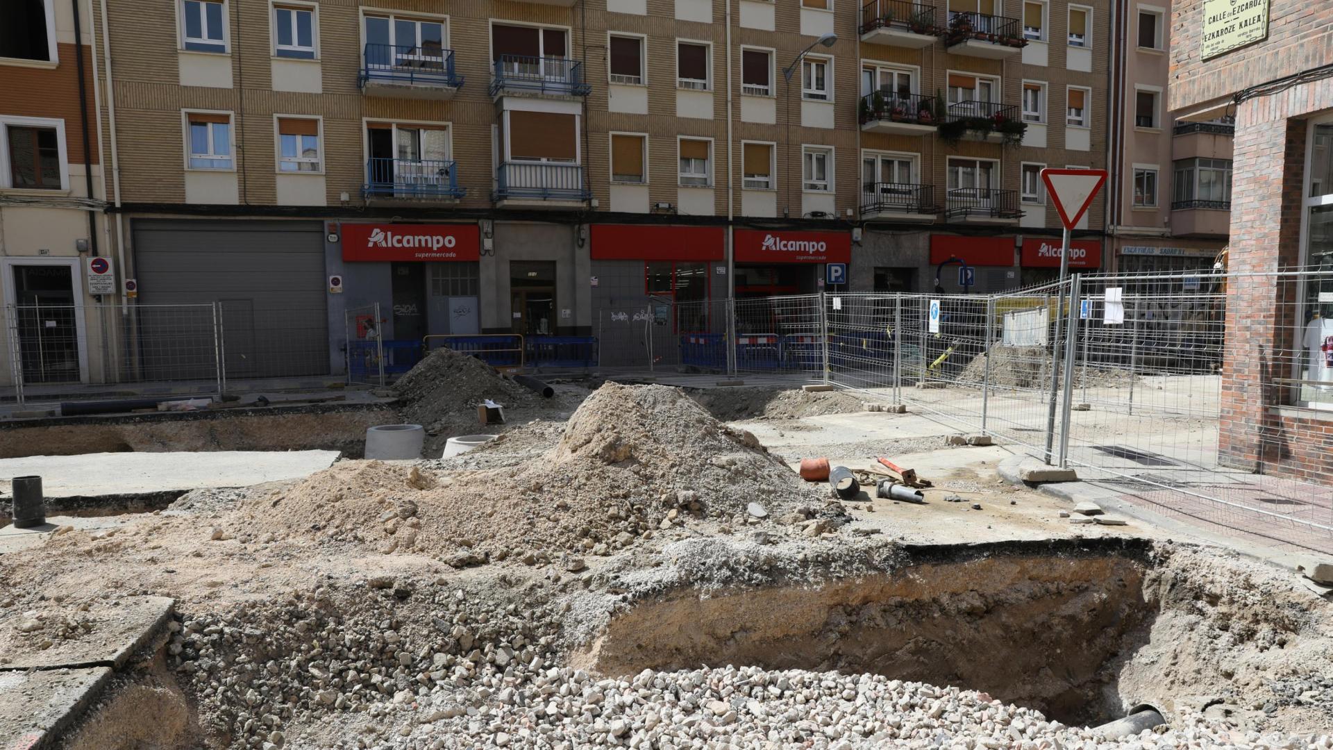 Imagen de las obras en el barrio, con socavones para reparar la red de saneamiento