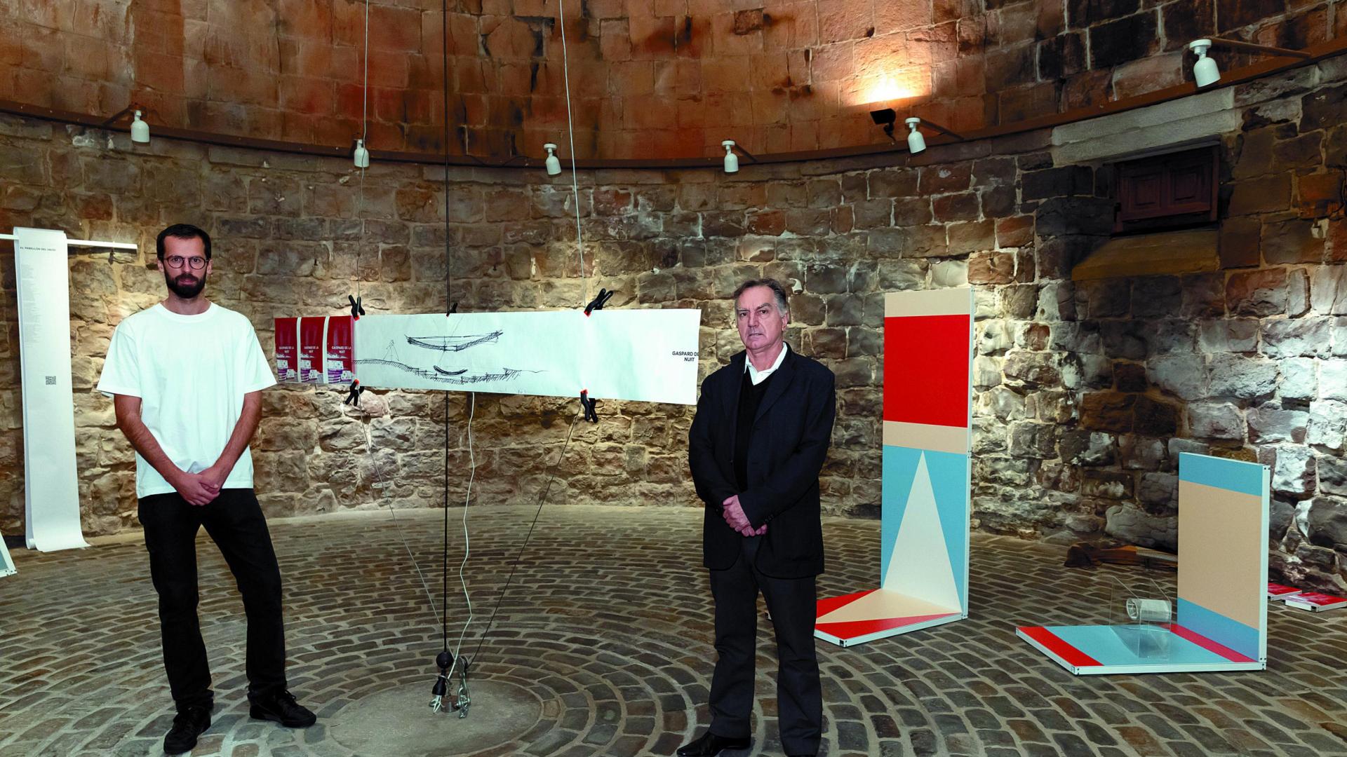 El arquitecto Javier Mugueta (izda) y el artista plástico Eugenio Ortiz, en el centro de la instalación El estampido de la vacuidad