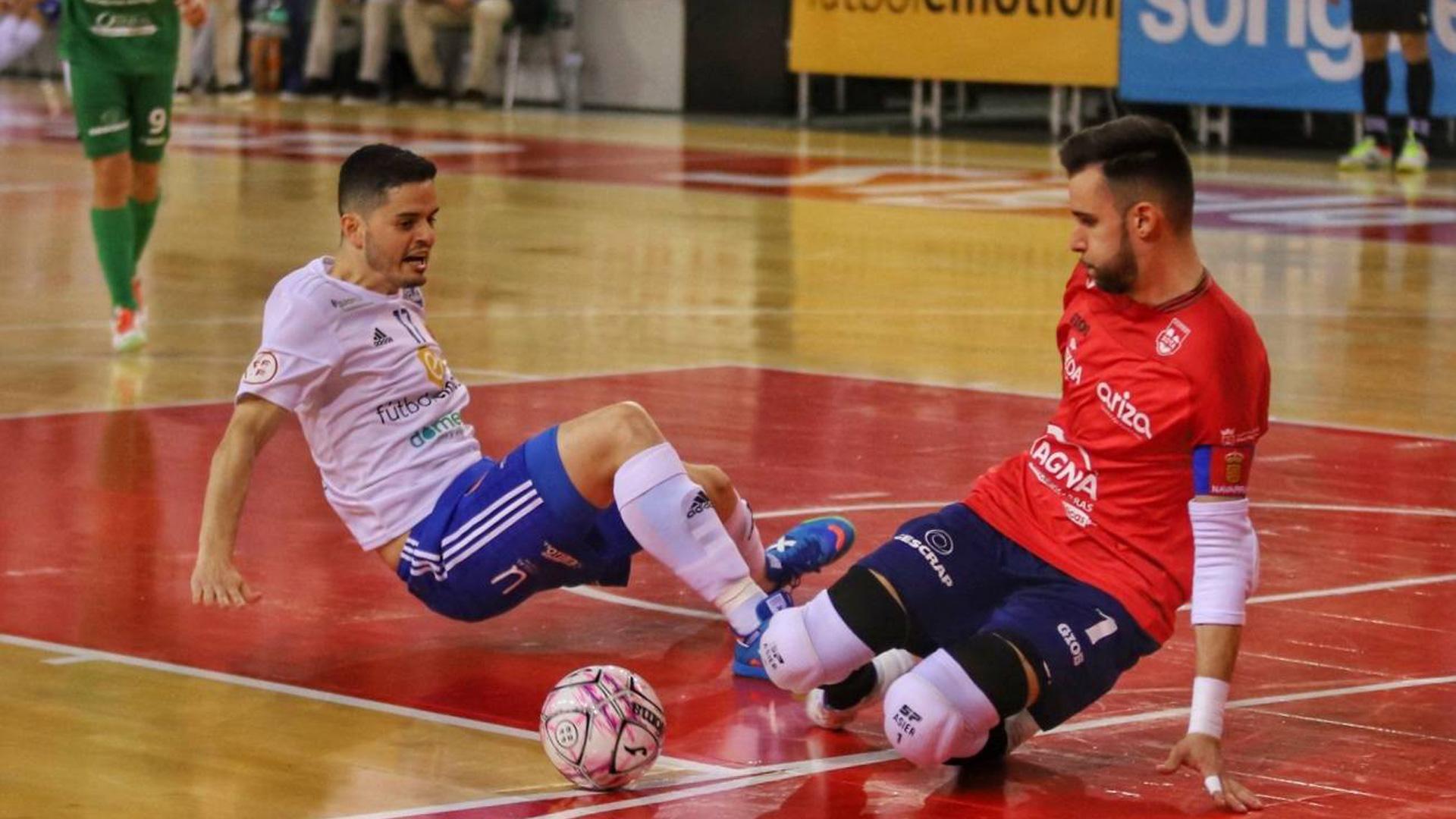 El portero de Osasuna Magna Asier Llamas sale para frenar el ataque de Dian Luka