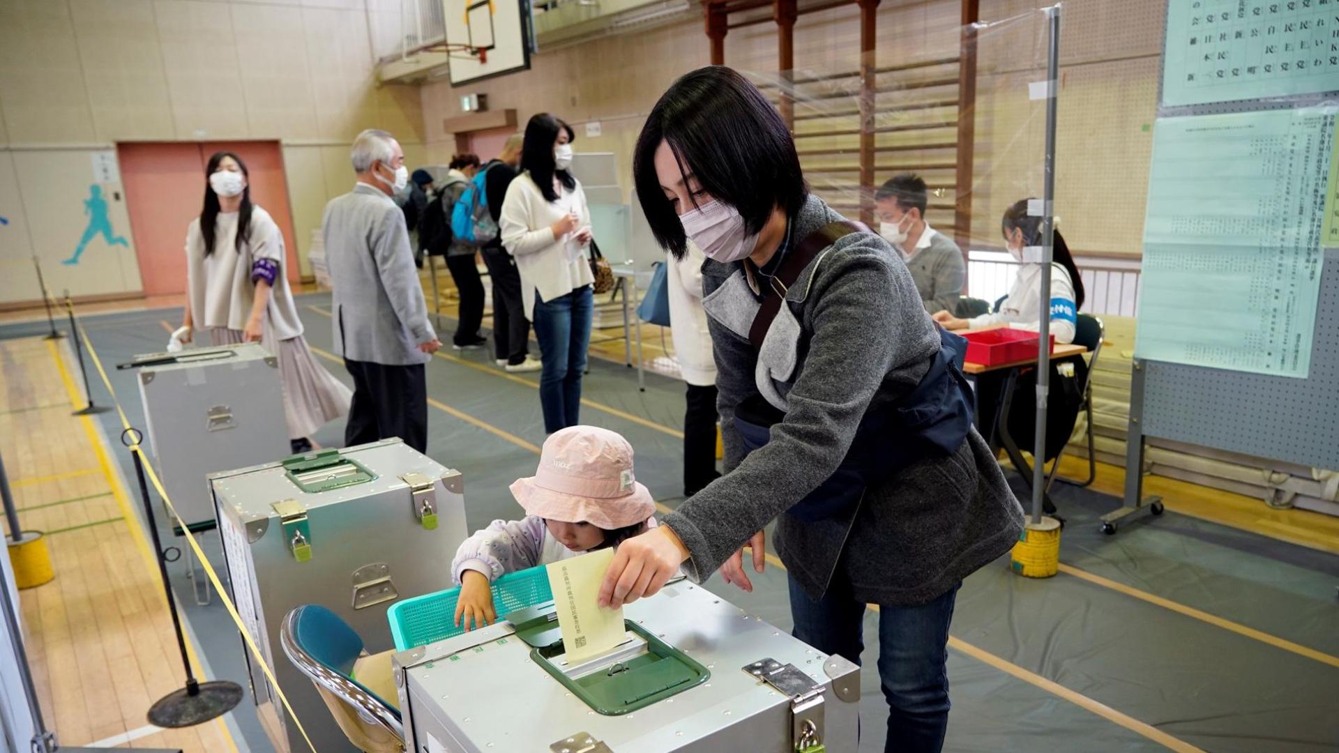 Una mujer vota en las elecciones legislativas japonesas