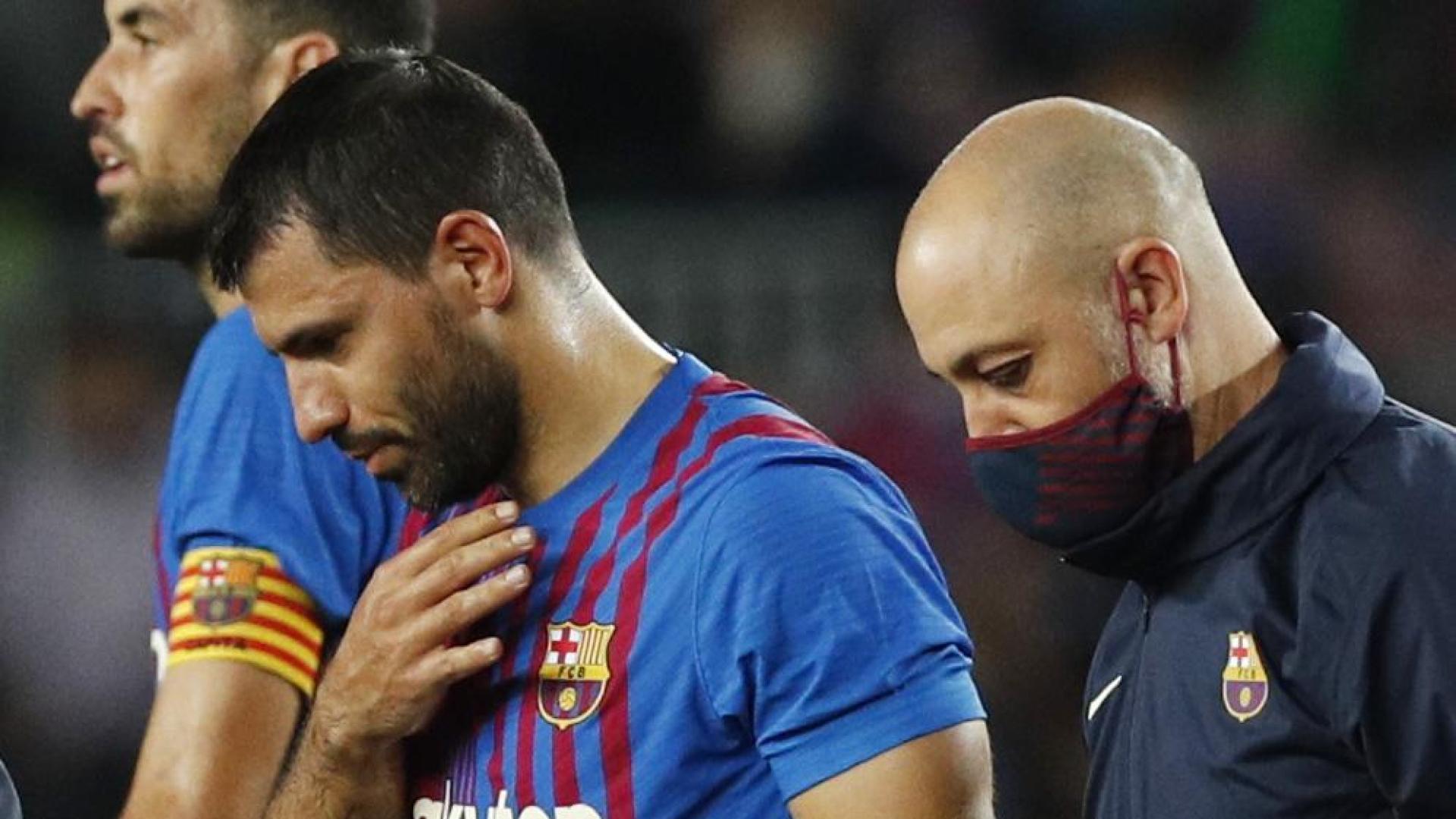Sergio Agüero abandona el campo en el encuentro de este sábado