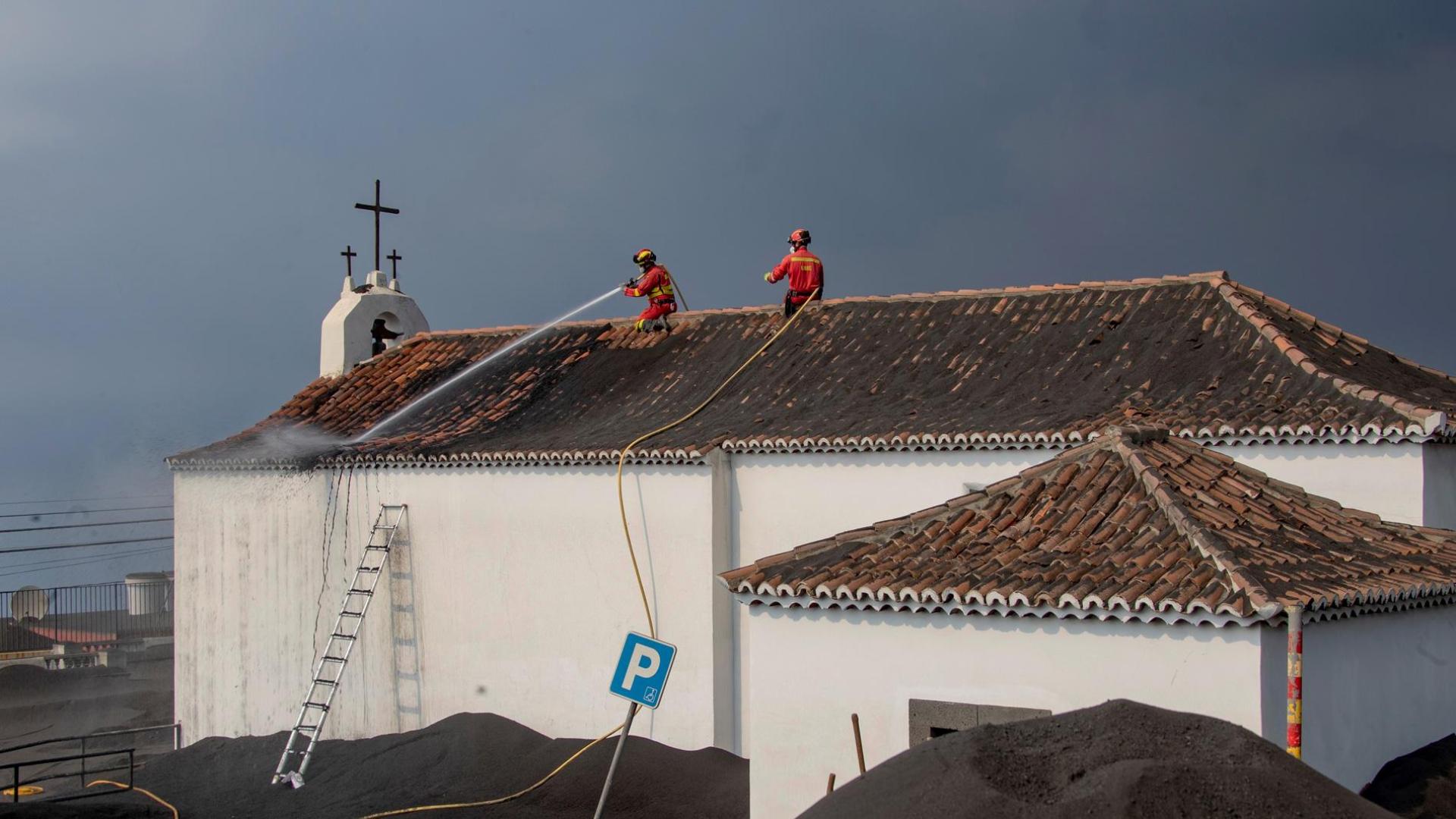 Efectivos de la UME y del Ejército de Tierra durante las tareas de limpieza de la ceniza residual de la colada sur tras la erupción del volcán Cumbre Vieja