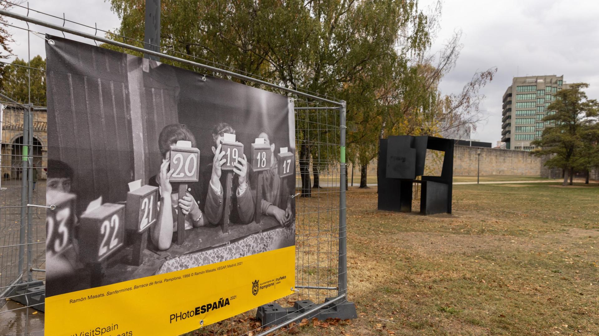 Una de las fotografías de la exposición instalada en los jardines de la Ciudadela