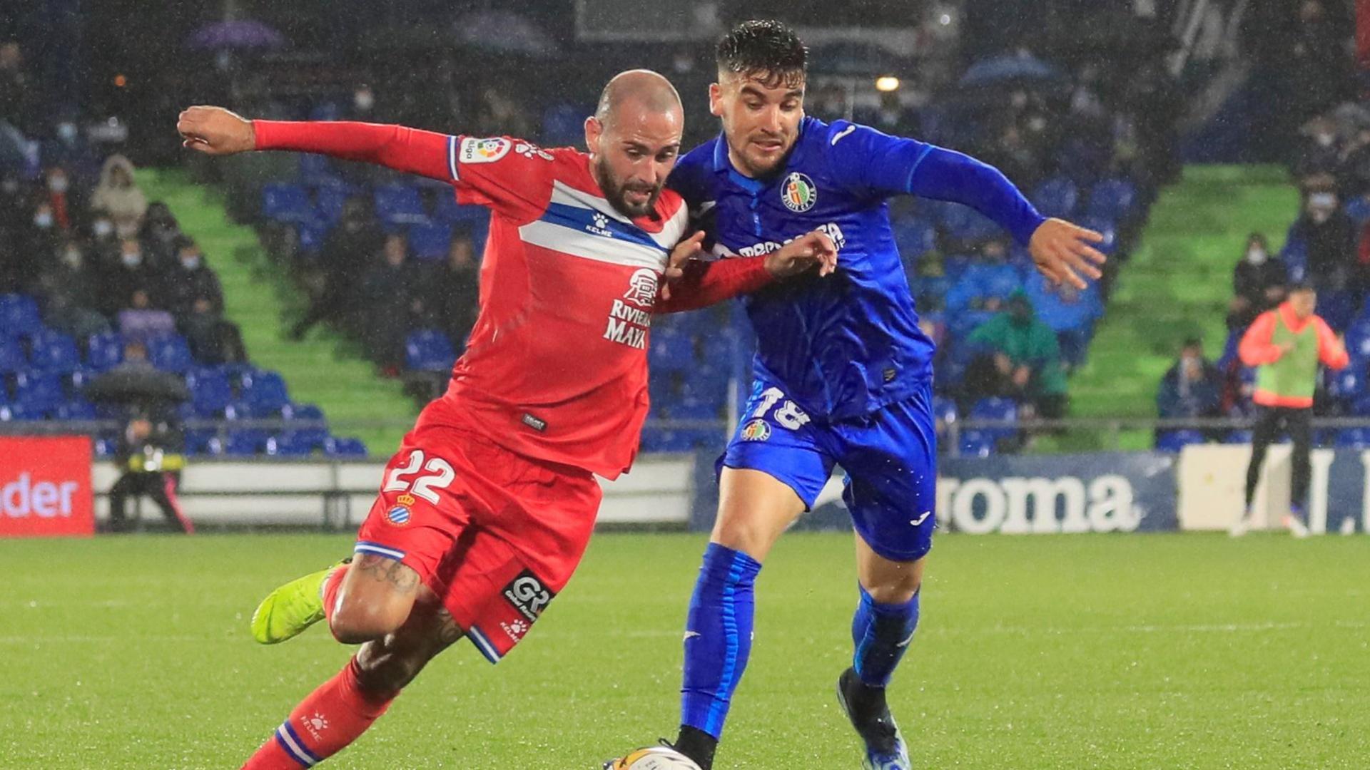 El defensa del RCD Espanyol Aleix Vidal lucha con el uruguayo Mauro Arambarri en un momento del partido