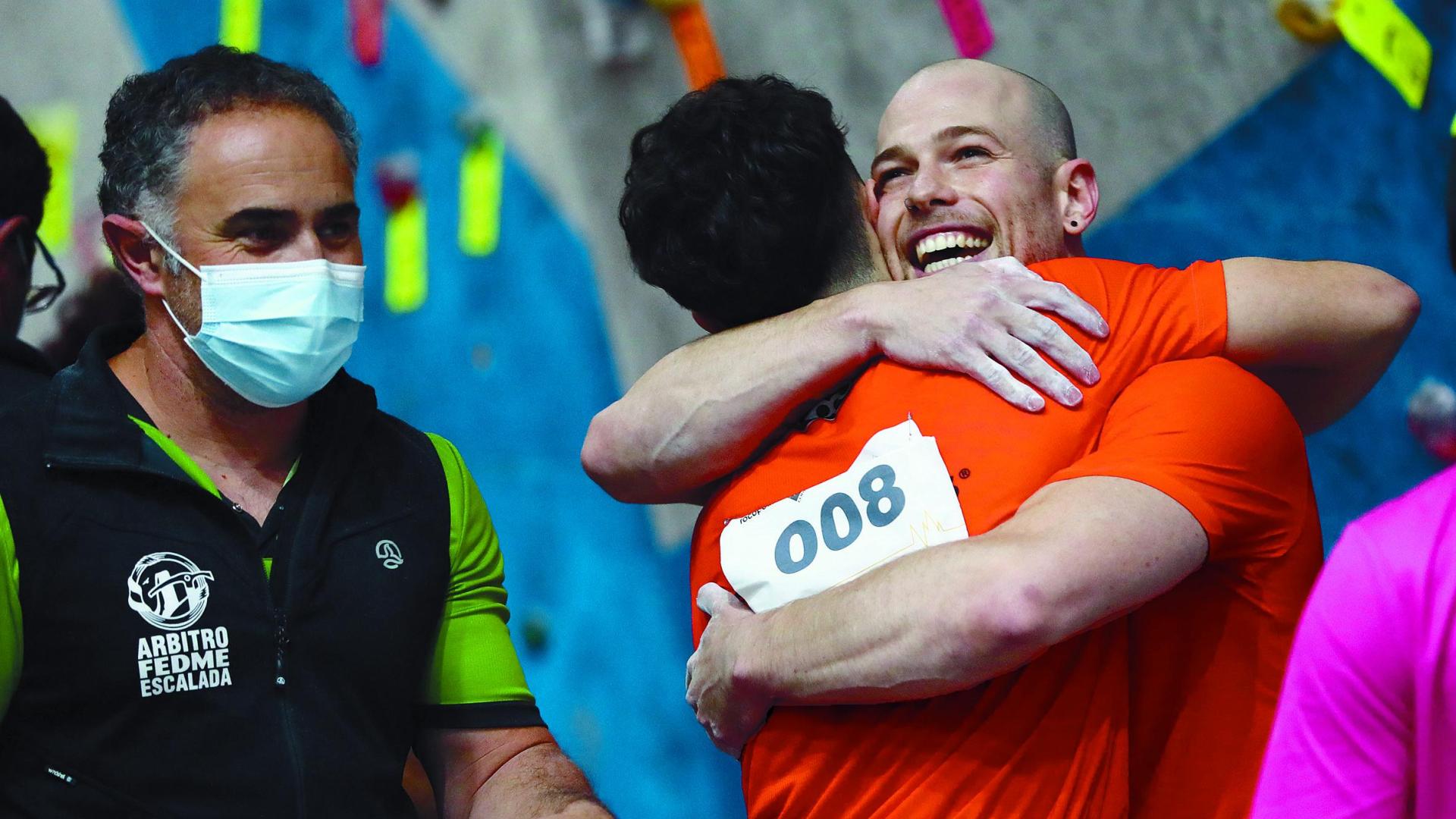 Eric Noya, hispano-venezolano federado por Navarra, se abraza a Unax Uterga tras su semifinal. Al final, los dos subieron al podio