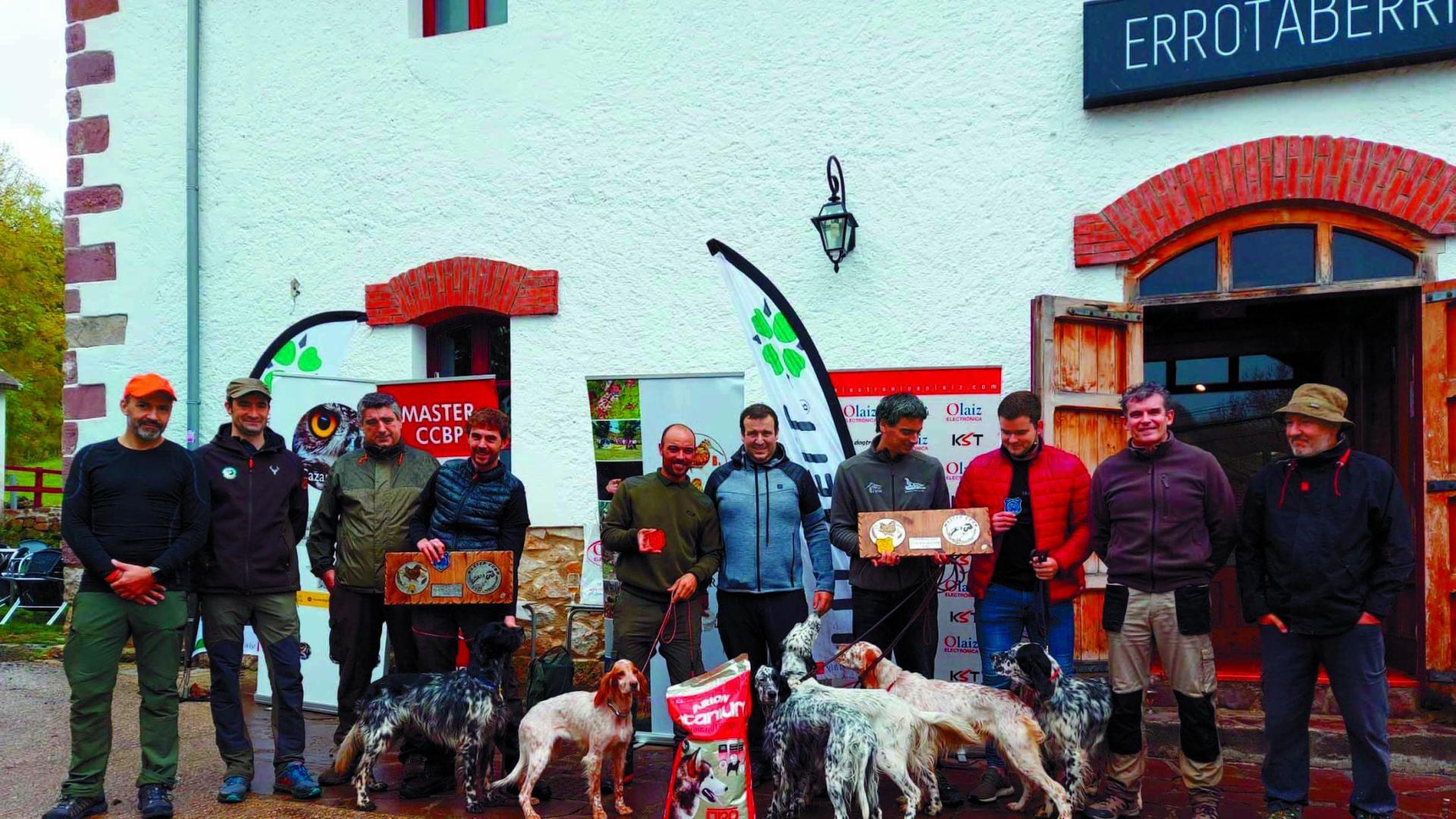 Perros clasificados en la jornada del domingo, con sus propietarios, jueces del concurso y organizadores, en Garralda