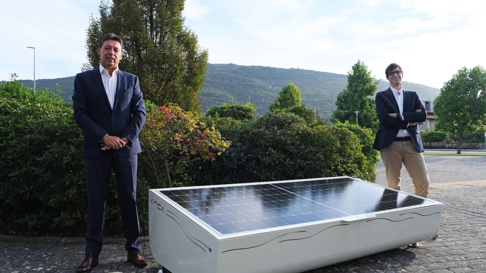 Los CEO de Solartia e IED Electronics, Emilio Mendívil e Íñigo Ayerra, posan junto al generador solar ARCA que han diseñado.