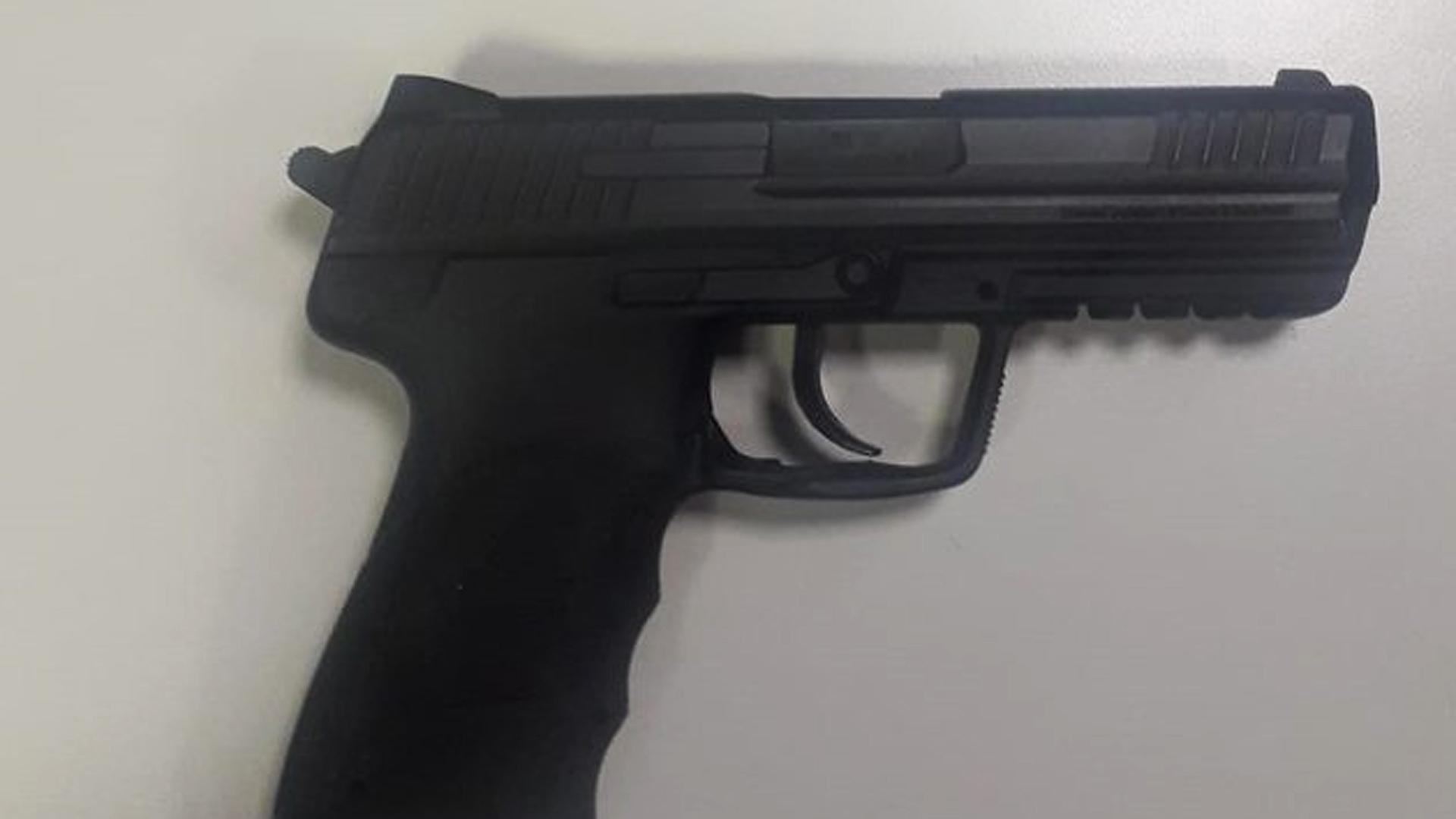 Una de las armas requisadas por la Policía Municipal