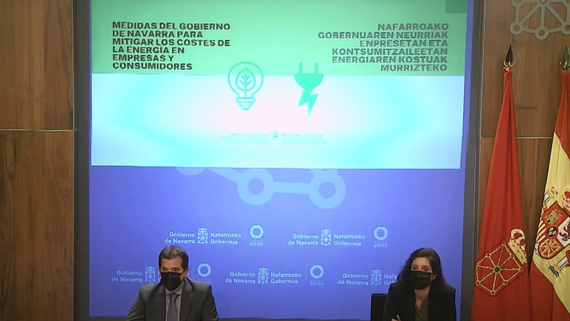 El consejero Mikel Irujo (izda.) y la directora general de Industria, Uxue Itoiz, durante la comparecencia