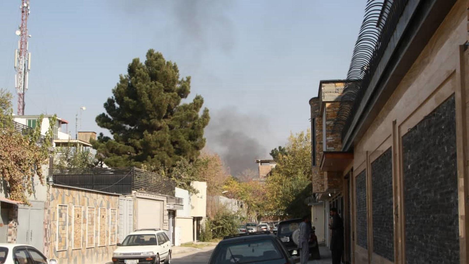 Columnas de humo tras las explosiones en el hospital militar de Kabul