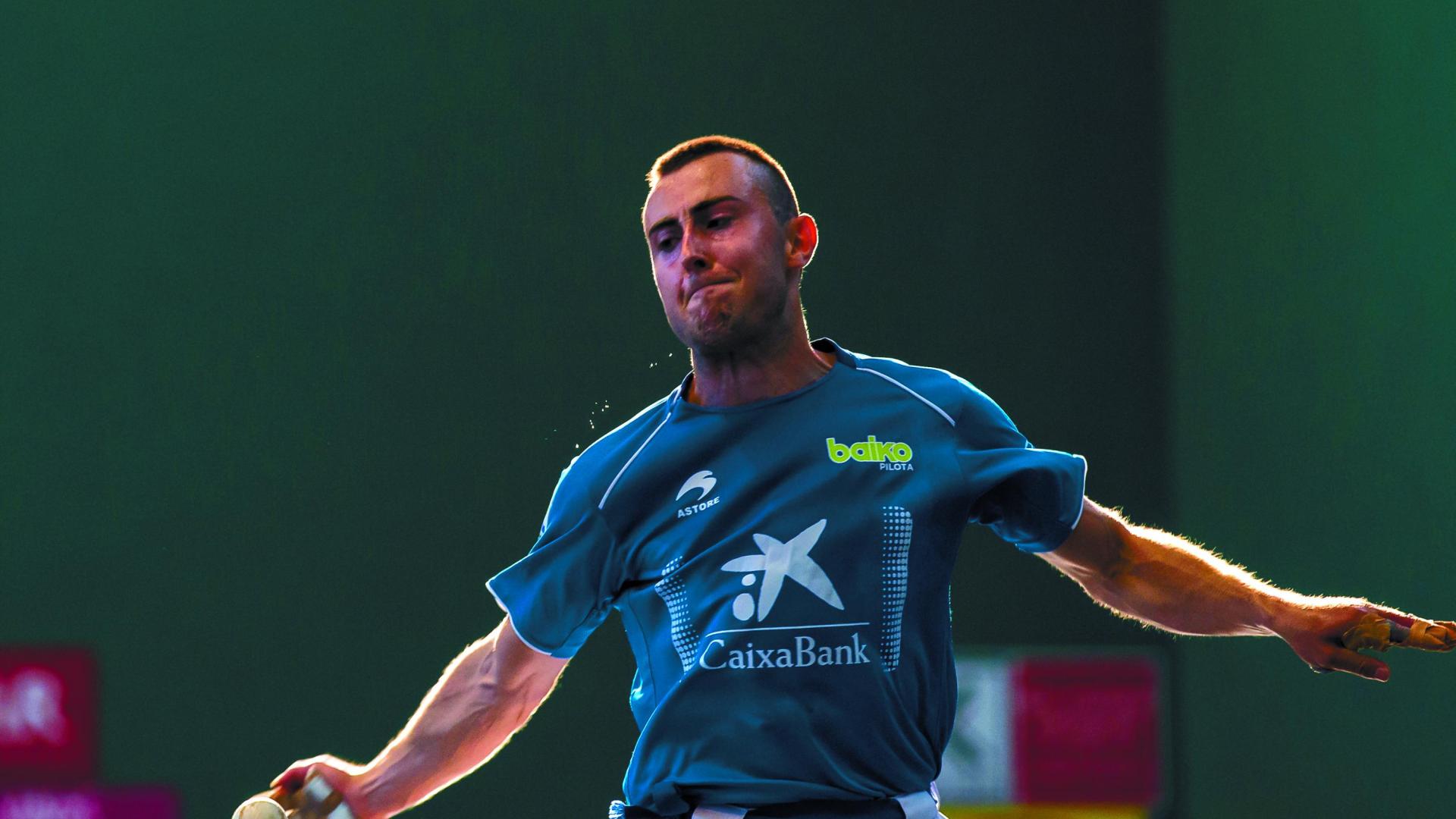 Joanes Bakaikoa golpea a una pelota durante un partido anterior. El de Etxarri afronta su tercera final de Promoción