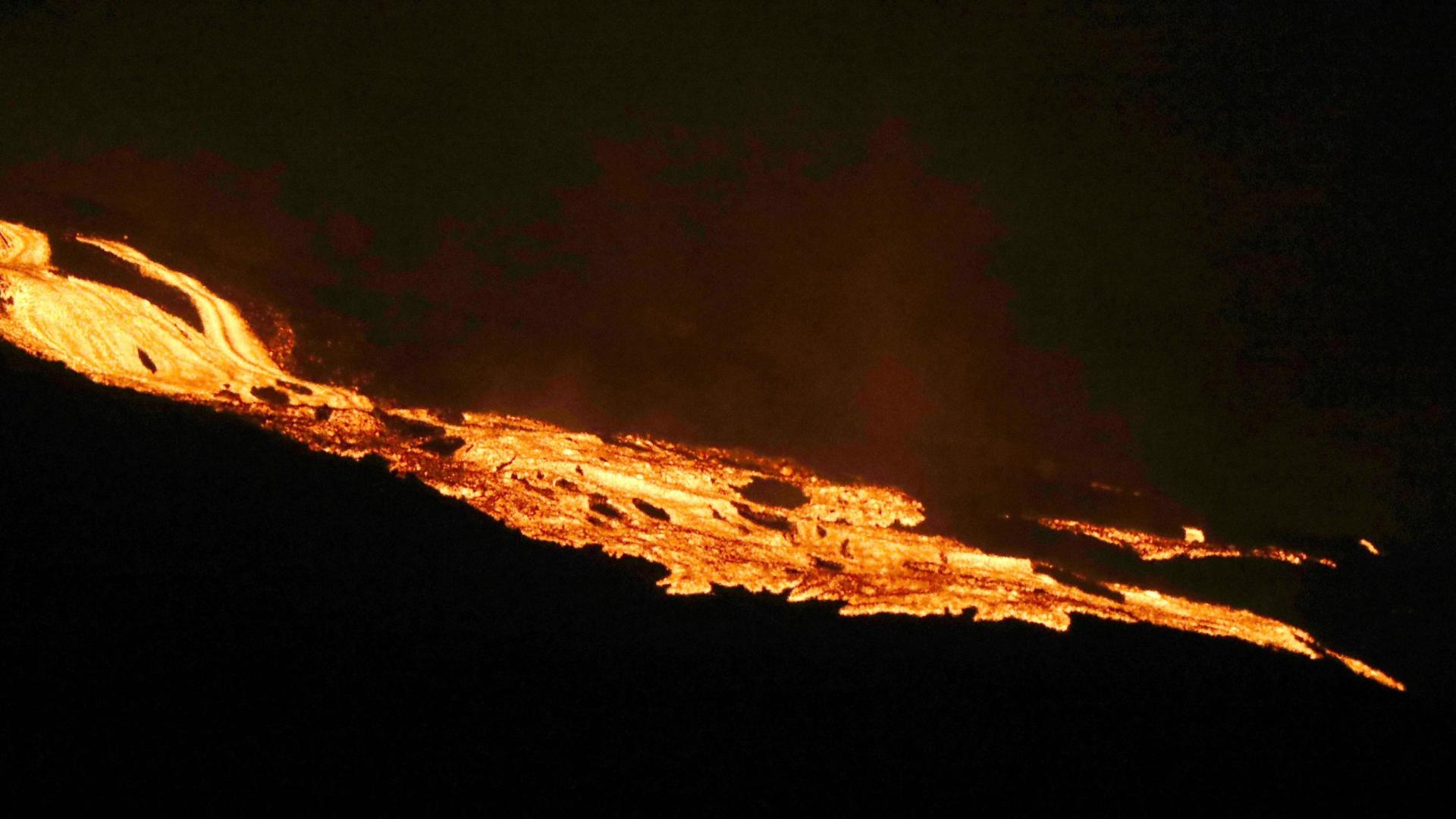 El volcán este martes desde Tajuya donde se observa menos expulsión de lava pero más de gases