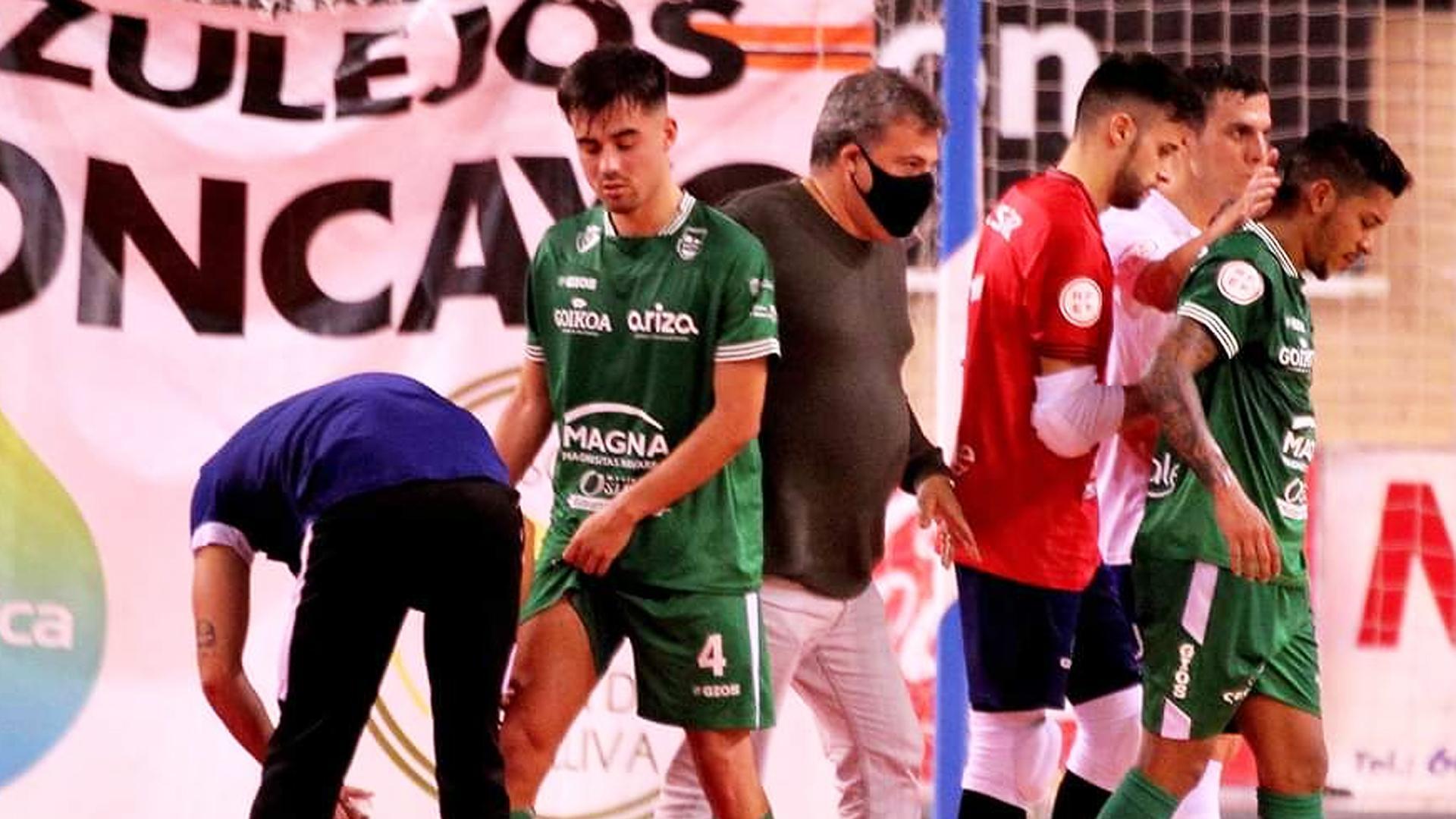 Escribano y Bynho, atendidos por los servicios médicos, en un encuentro de Osasuna Magna