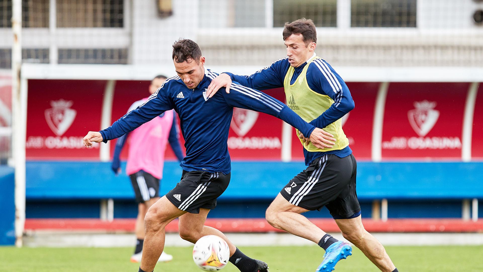 Unai García cubre el balón ante la presión del croata Ante Budimir en el entrenamiento de este miércoles