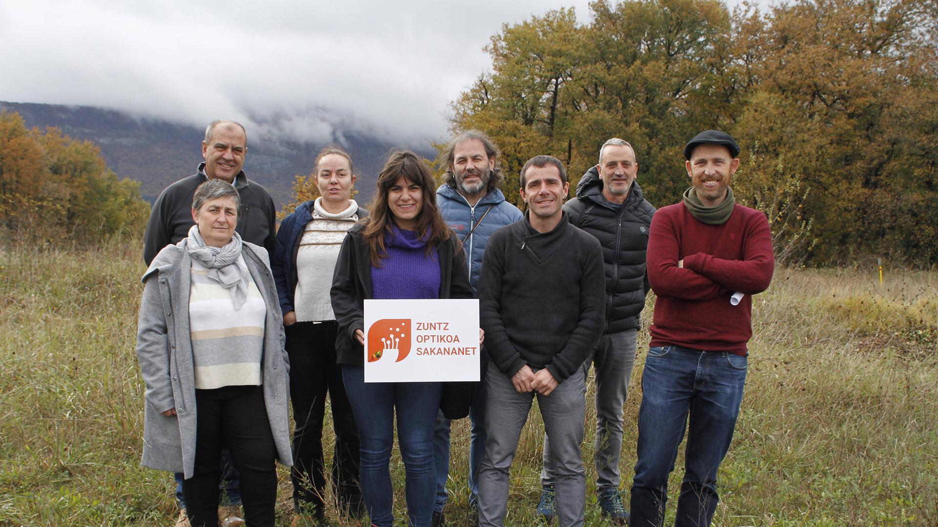 Miguel Ángel Irigoien (Guifinet); Ohiana Olaberria (alcaldesa de Arakil); Gorka Ovejero (alcalde de Arruazu); Txomin Uharte (alcalde de Uharte Arakil). Delante, Silvia Marañón (alcaldesa de Etxarri Aranatz); Núria Coromina (Guifinet); David Oroz (alcalde de Urdiain) e Iker Manterola (Agencia de Desarrollo de Sakana).