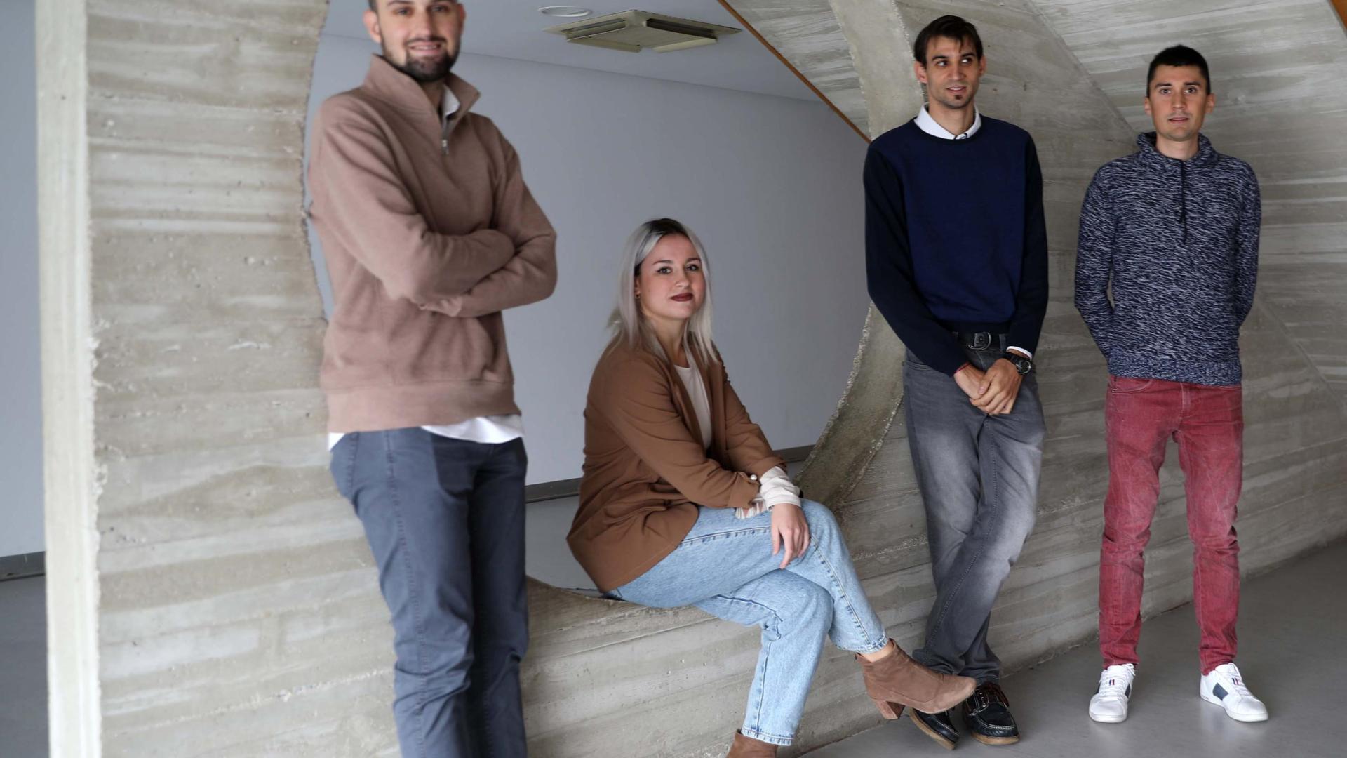 El periodista Diego Alonso, que ejerció de moderador, junto con la luchadora Aintzane Gorria, el atleta Rubén Pascual y el ciclista Óscar Rodríguez. La mesa redonda tuvo lugar en la Casa de Cultura de Burlada