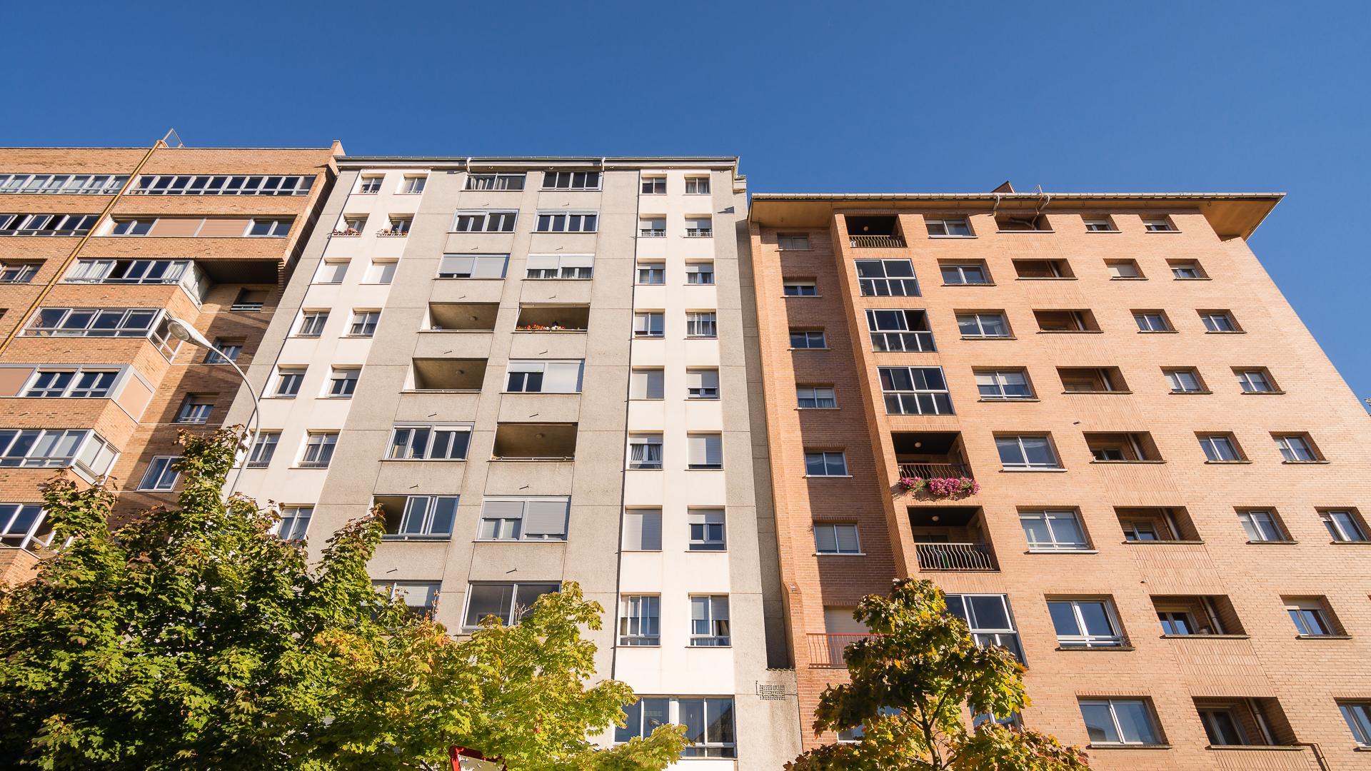 Un piso luminoso y con altura en Azpilagaña