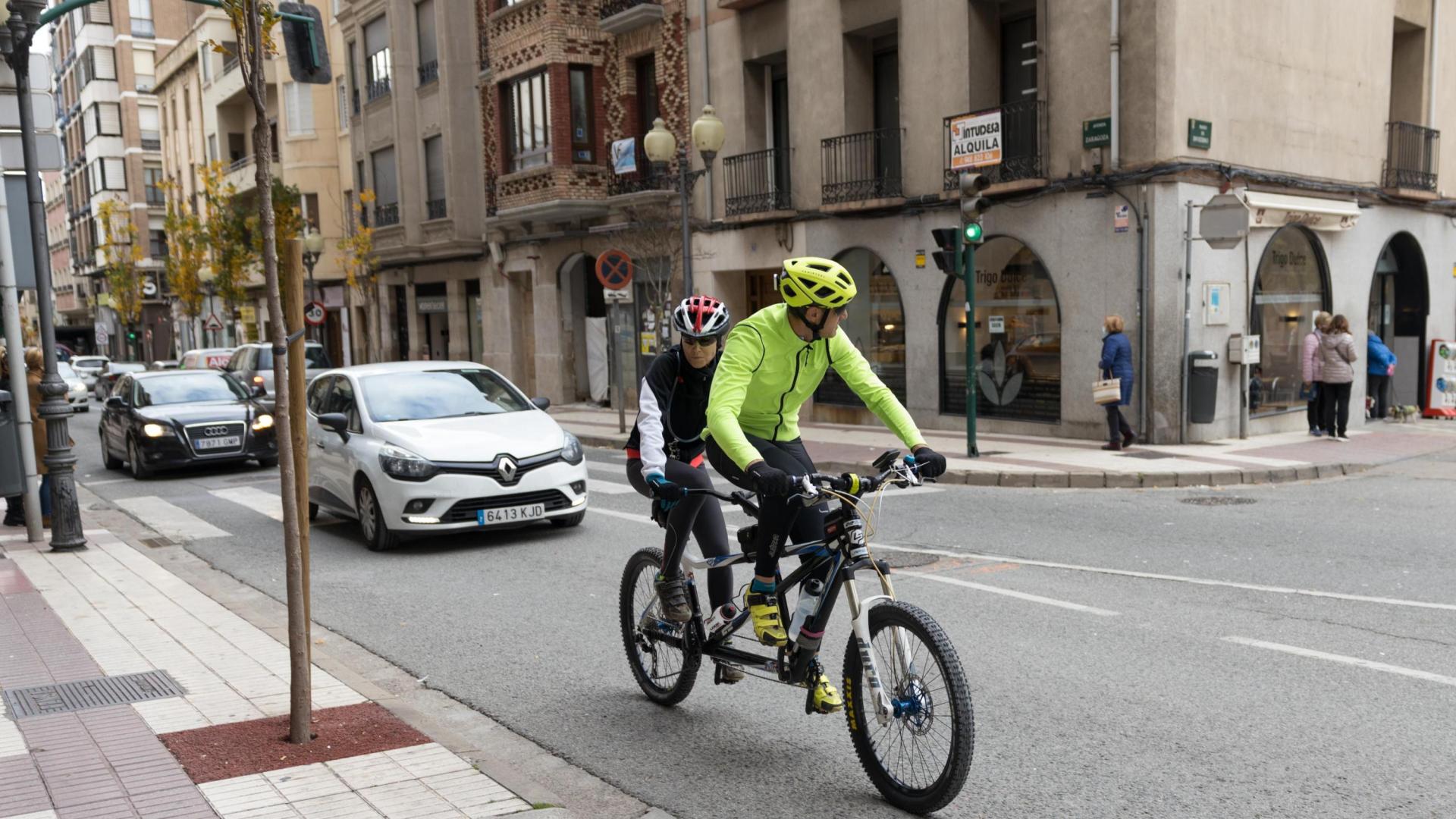 Una pareja circula en tándem por la avenida Zaragoza