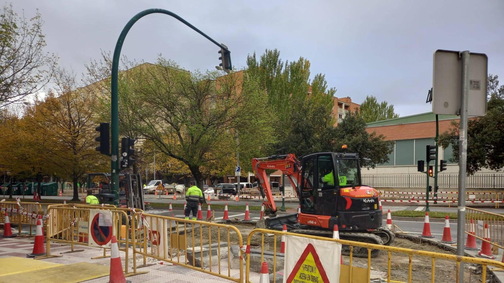 La maquinaria ya trabaja en el nuevo vial ciclista, que arranca en el cruce con la calle Sancho Ramírez y avanzará hacia la plaza de Europa