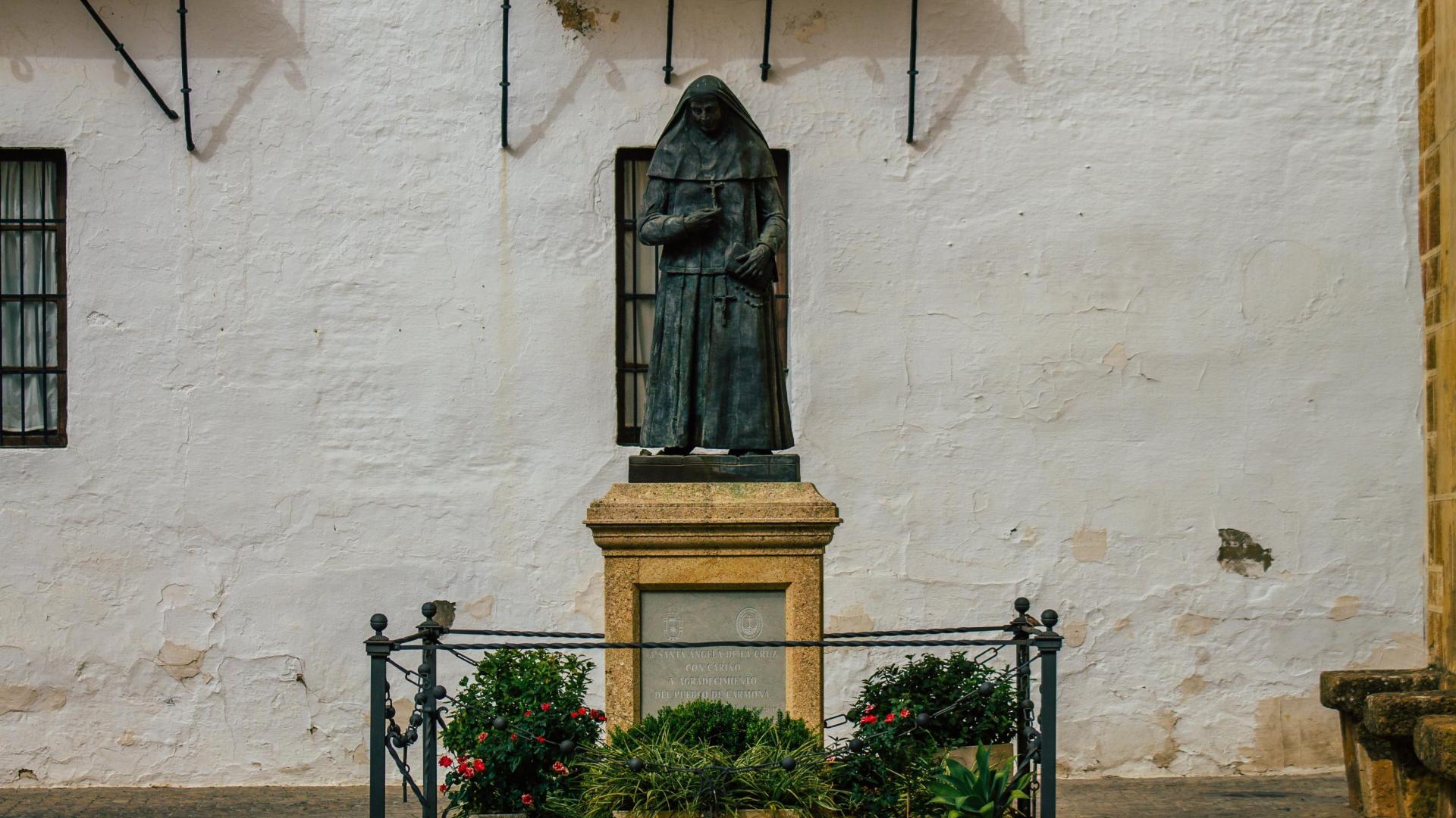 Estatua de Santa Ángela de la Cruz en Carmona (Sevilla). La Iglesia le honra en el santoral de hoy 5 de noviembre.