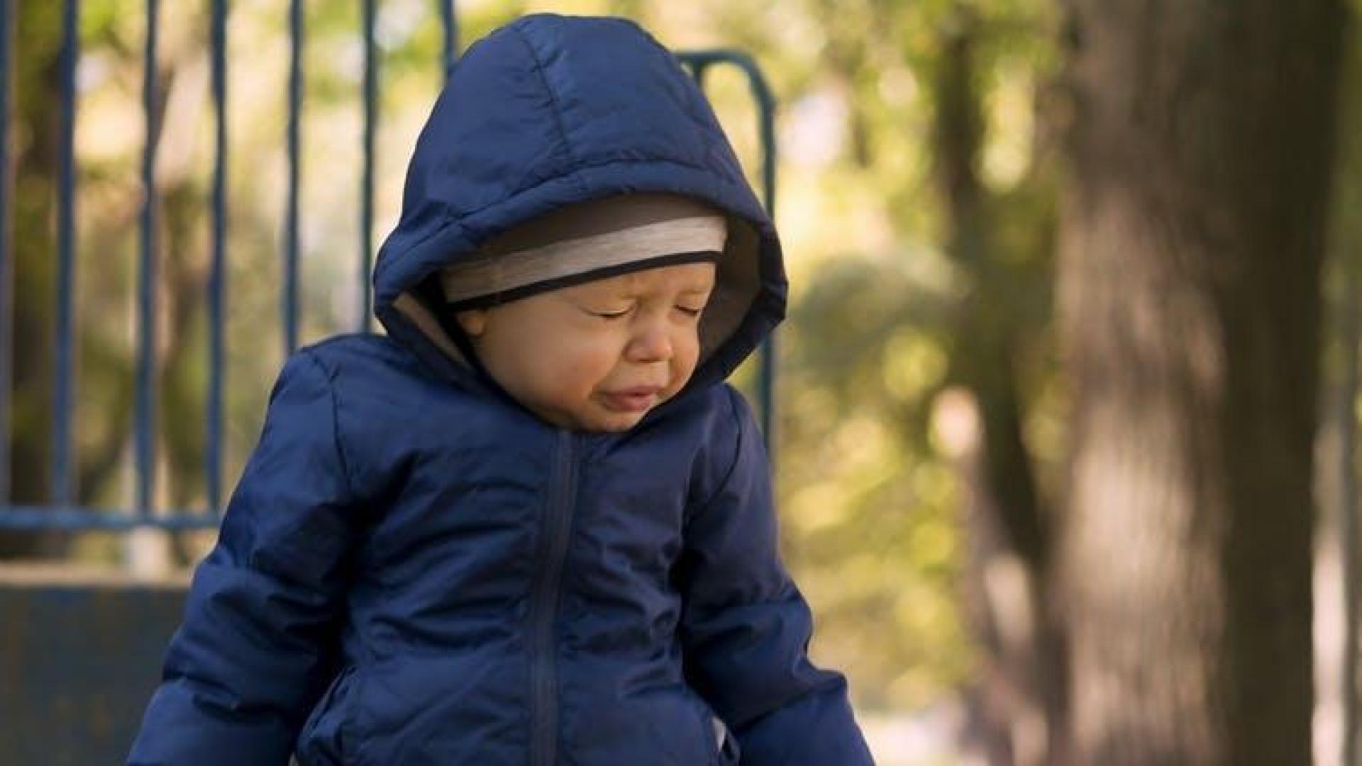 Un niño estornudando