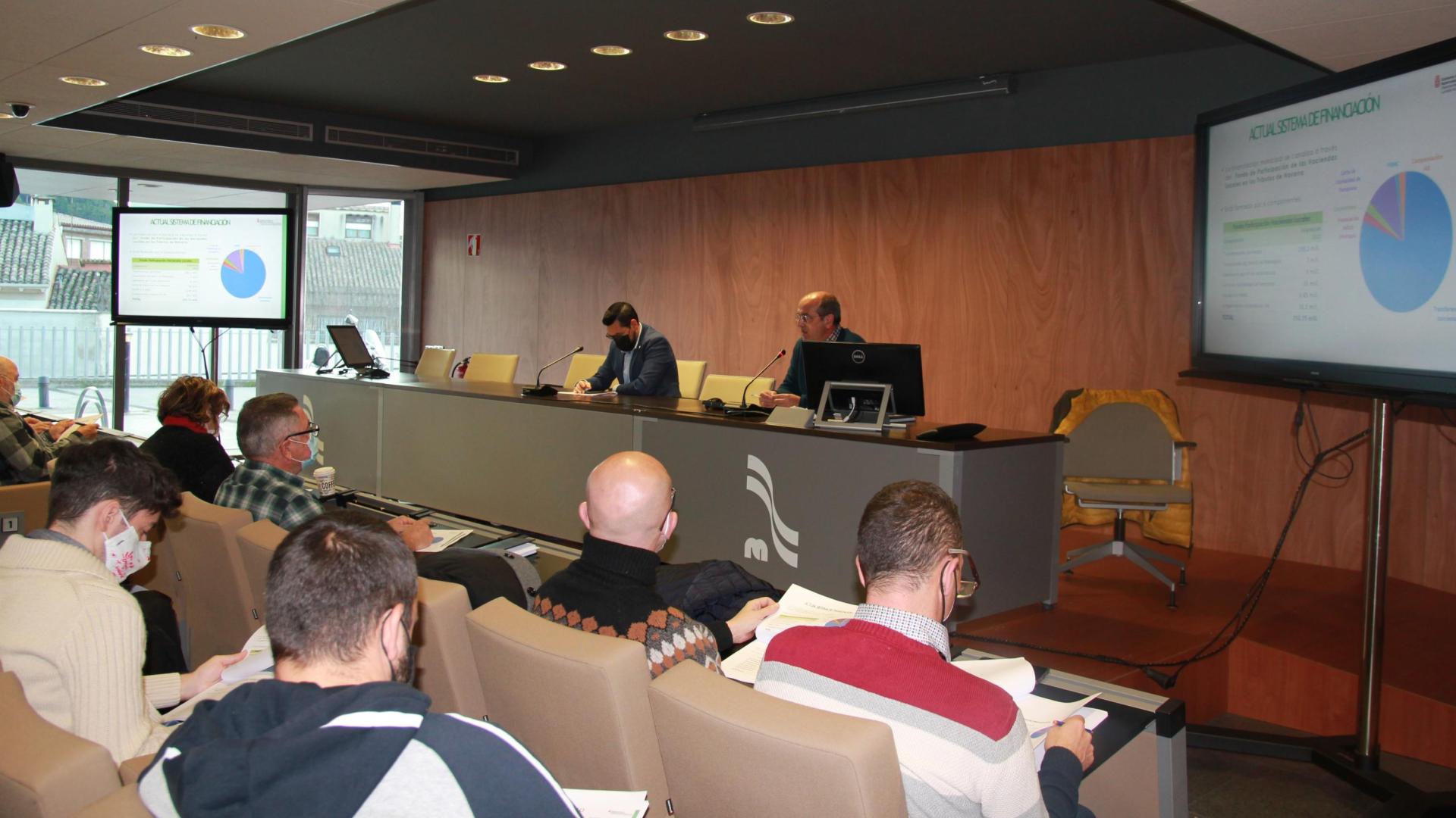 Jesús Mª Rodríguez y Javier Cía, durante la reunión en Estella con representantes de los ayuntamientos de la zona