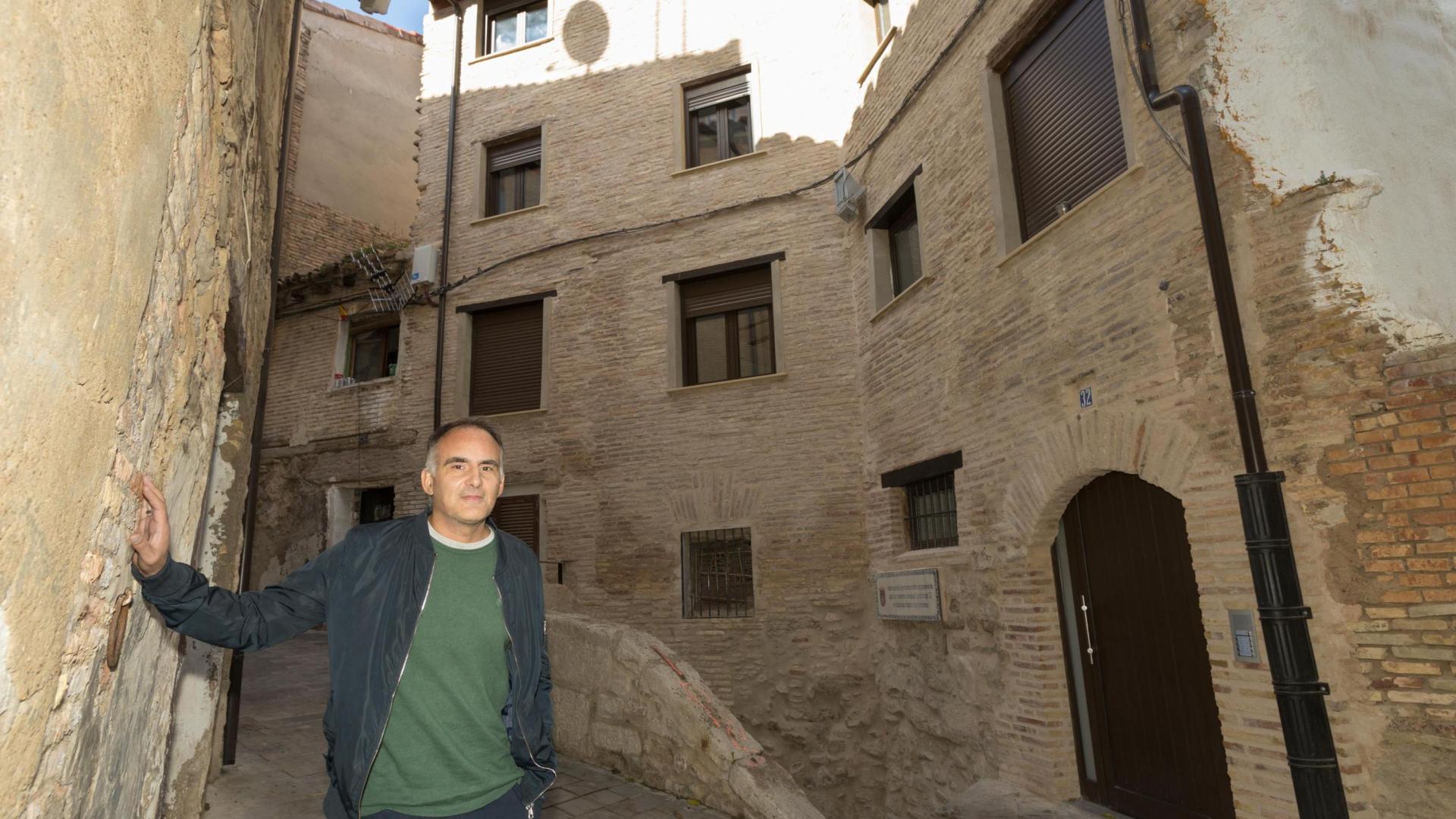 El arquitecto Alejandro Alonso Díez, ante el edificio