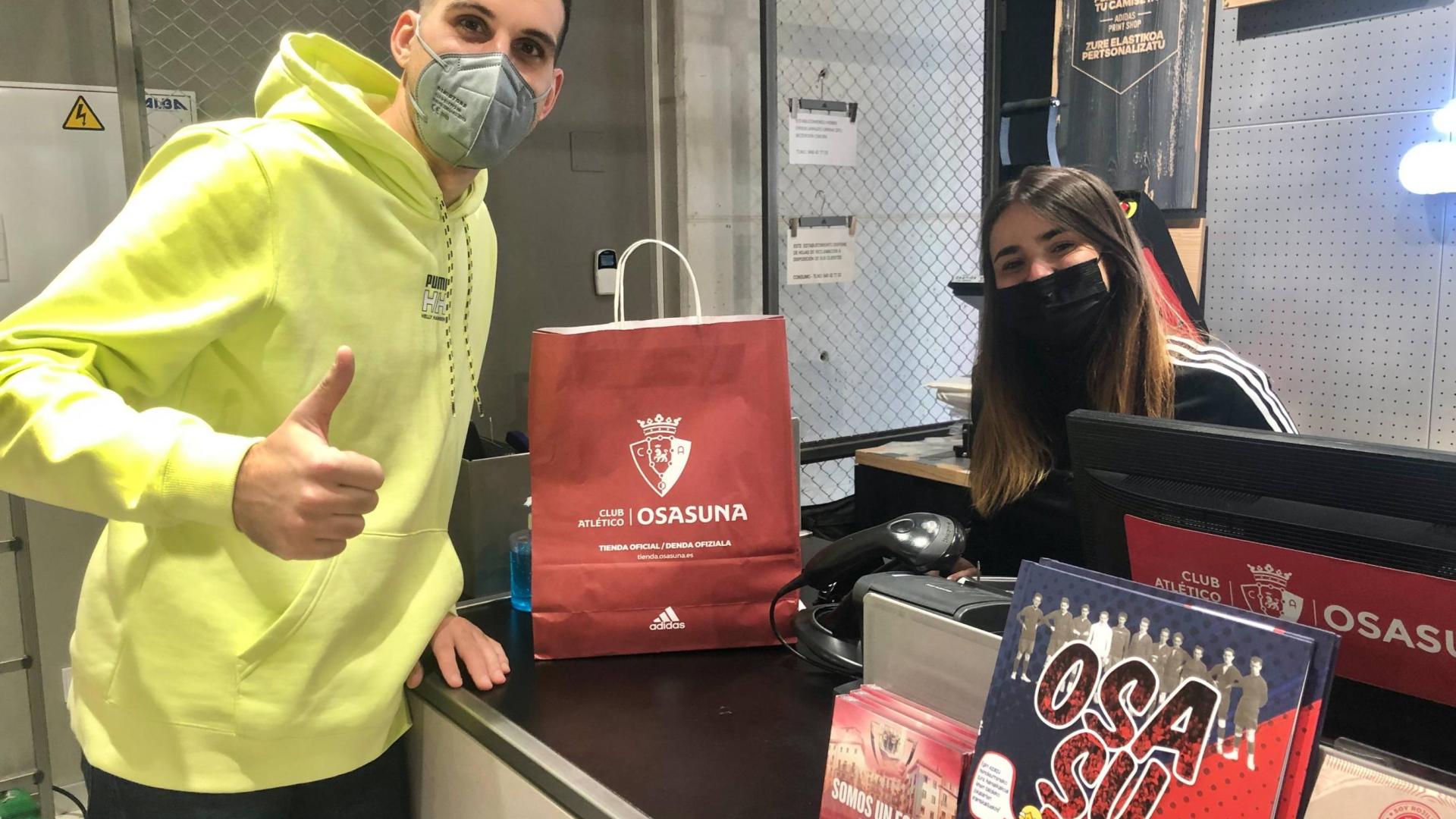 Sergio Herrera estuvo tras el entrenamiento en la tienda de Osasuna, que difundió esta imagen en las redes