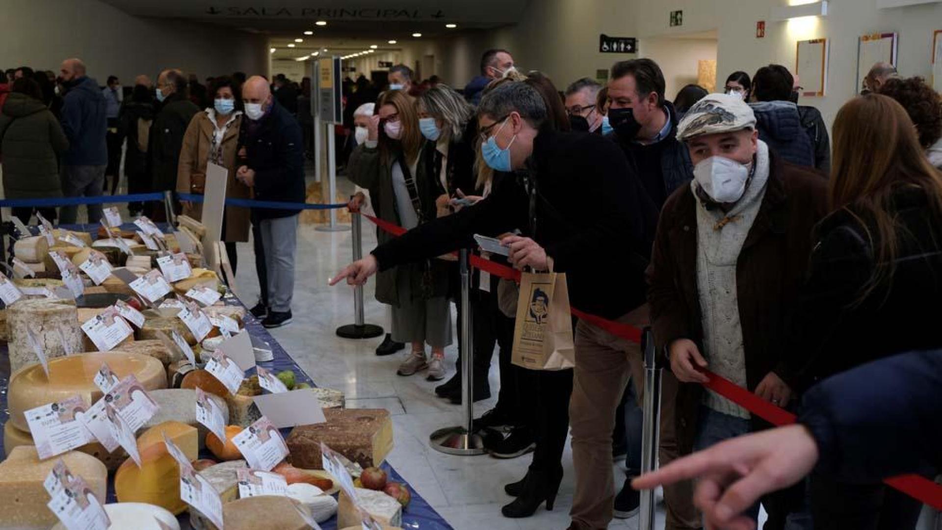 Miles de personas degustan y compran estos días en el International Cheese Festival de Oviedo cientos de variedades de queso